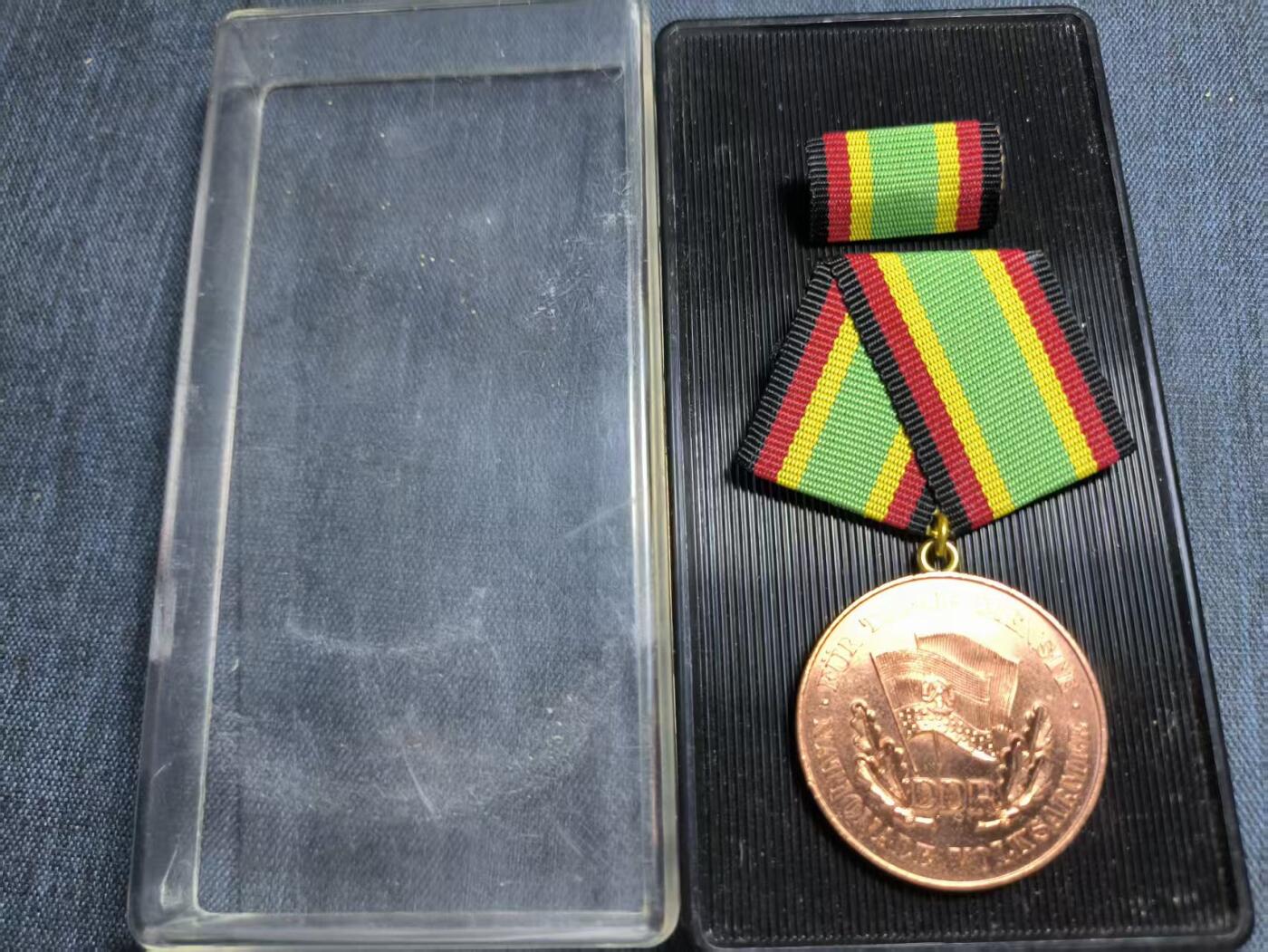 罗岚⭐爱藏⭐精品专拍第七场-分享拍场赚佣（周六有群拍，详细看简介） 民主德国人民军铜级忠诚服役奖章带盒略 早期提手挂版本绒布盒品极佳