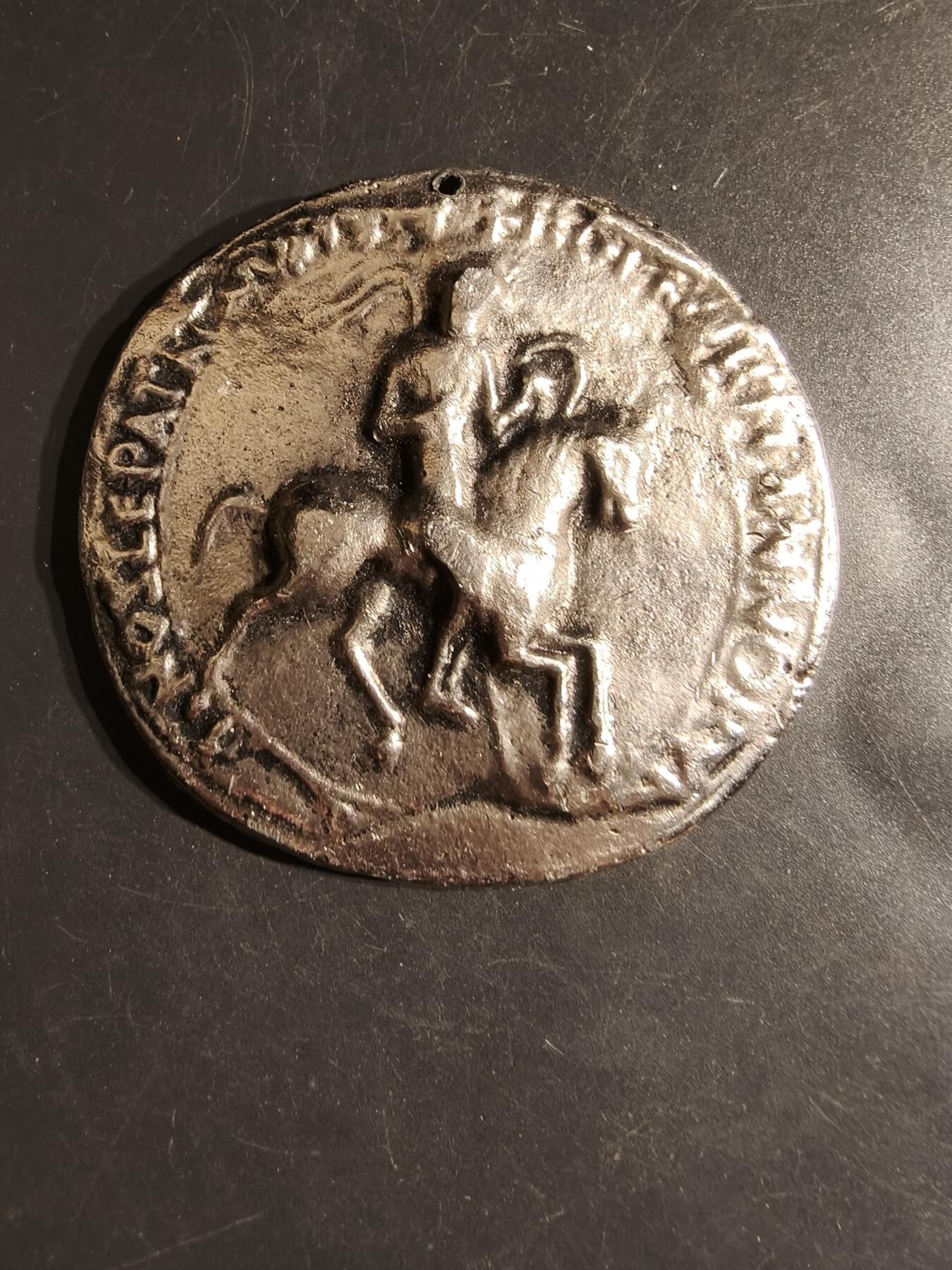 老王徽章第163期 13-15日三场连拍 16日统一发货  13、14日结束后可寄存 古罗马第纳尔银币风格纪念章         直径80mm.    重量288.2g