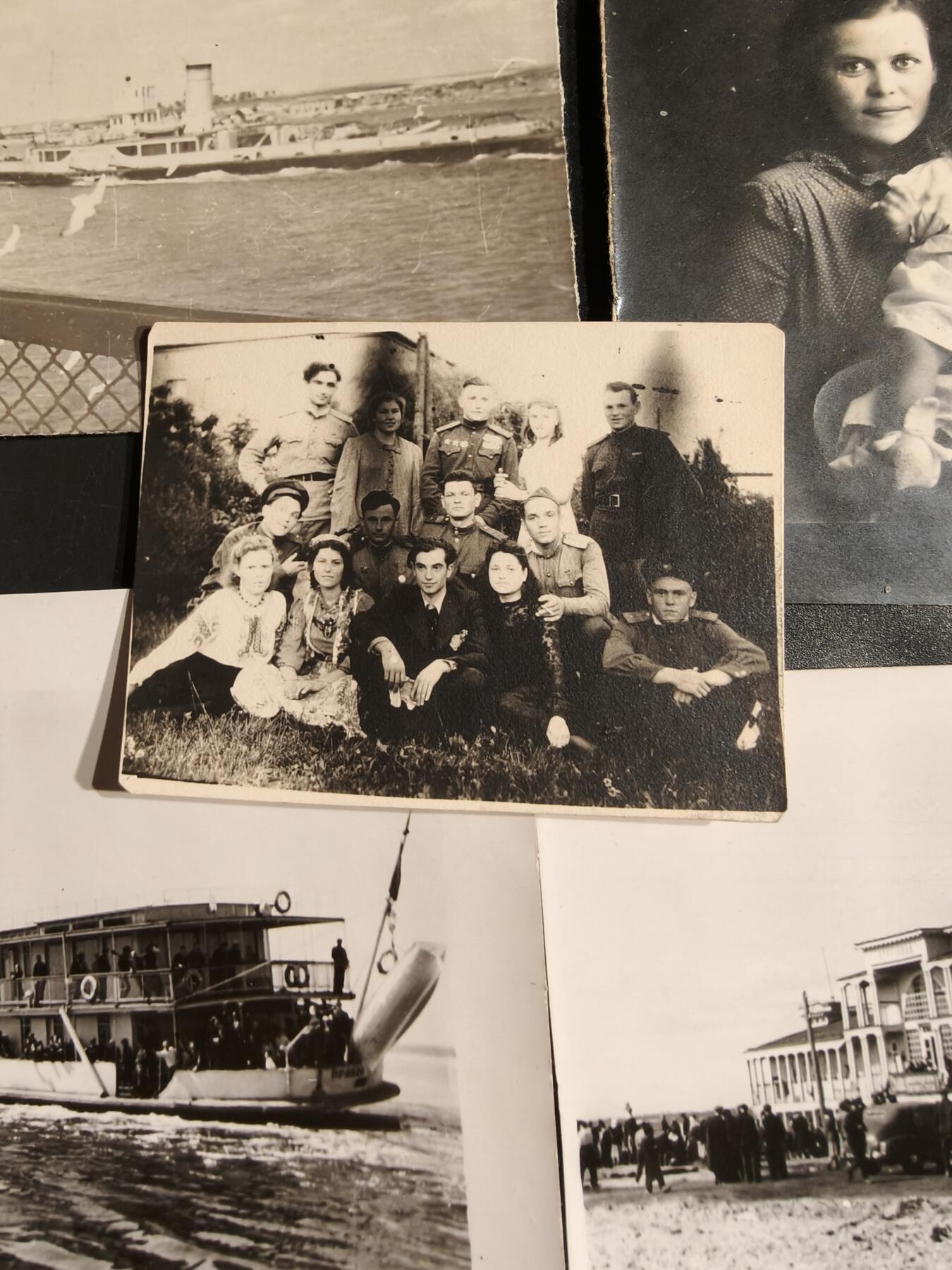 老王徽章第163期 13-15日三场连拍 16日统一发货  13、14日结束后可寄存 苏联士兵及家庭照片一组5张 