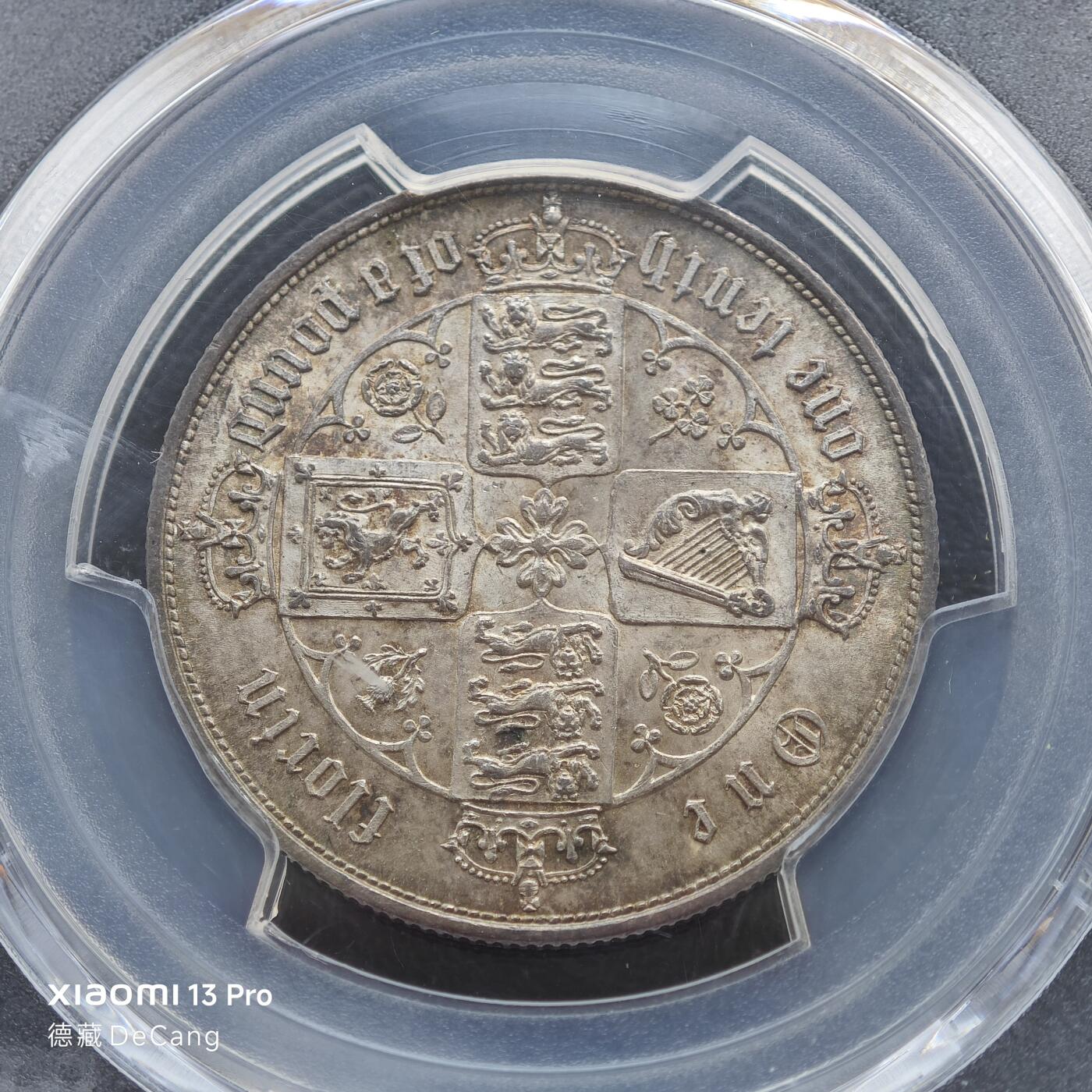 【德藏】世界币章拍卖第153期（拍品征集中~欢迎藏友联系） 1852年 英国维多利亚女王哥特弗洛林银币 PCGS MS63 原味包浆 状态极佳 这枚设计是所有哥特弗洛林中维多利亚女王像最年轻漂亮的一版