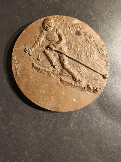 老王徽章第163期 13-15日三场连拍 16日统一发货  13、14日结束后可寄存 - 法国滑雪运动大铜章     直径72mm.    重量198.1g