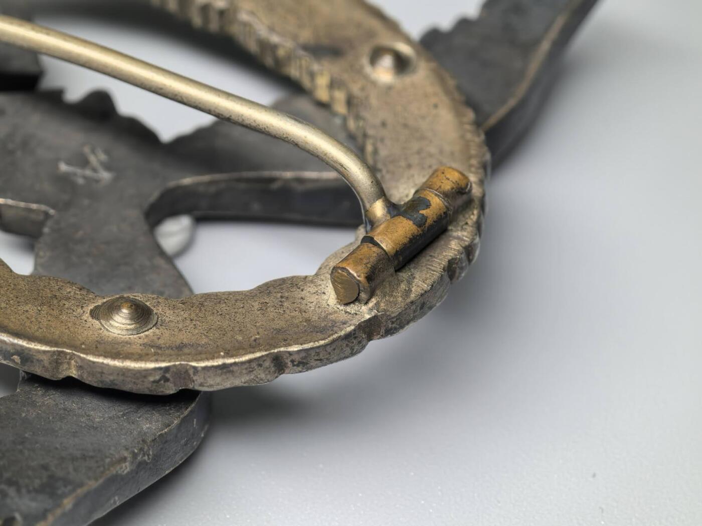 小驴勋章奖章收藏11月15日周六晚五点拍卖（珍爱和平，收藏战争，铭记历史，勿忘国耻，忠党爱国。有偿代拍，送拍规则在简介最后，参拍须阅读规则后再参拍，关系到运费包装发货时效真假辨别等关键信息，拍卖时不再发原图，看大图店主微信码在拍卖店铺介绍里） dww2飞行员奖章带原盒，背打F.W. Assmann und Sohn厂标，TOMBAK铜合金，鹰枪镀黑，好品