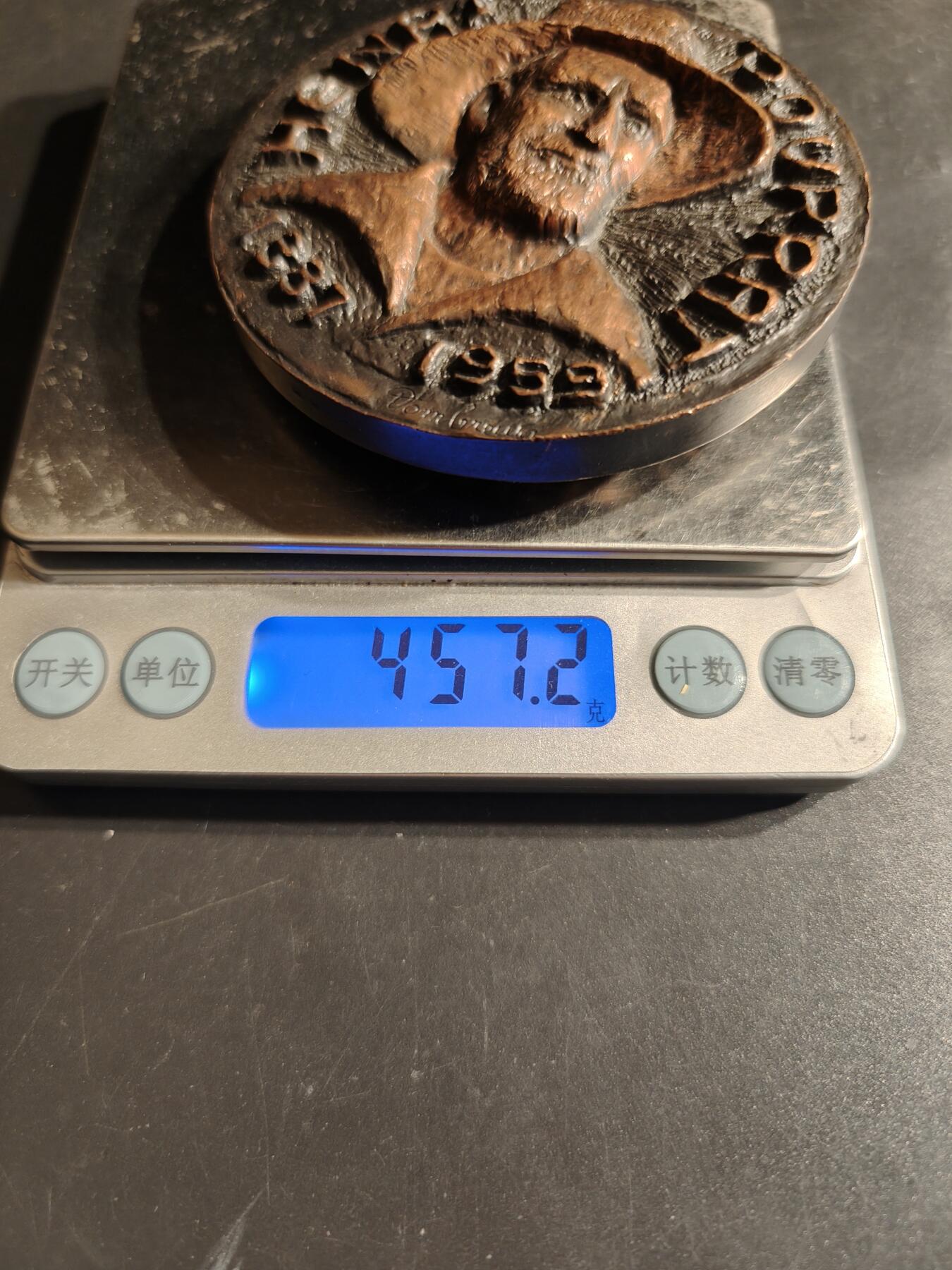 老王徽章第163期 13-15日三场连拍 16日统一发货  13、14日结束后可寄存  法国作家亨利·普拉大铜章     高浮雕     直径76mm.    重量457.2g