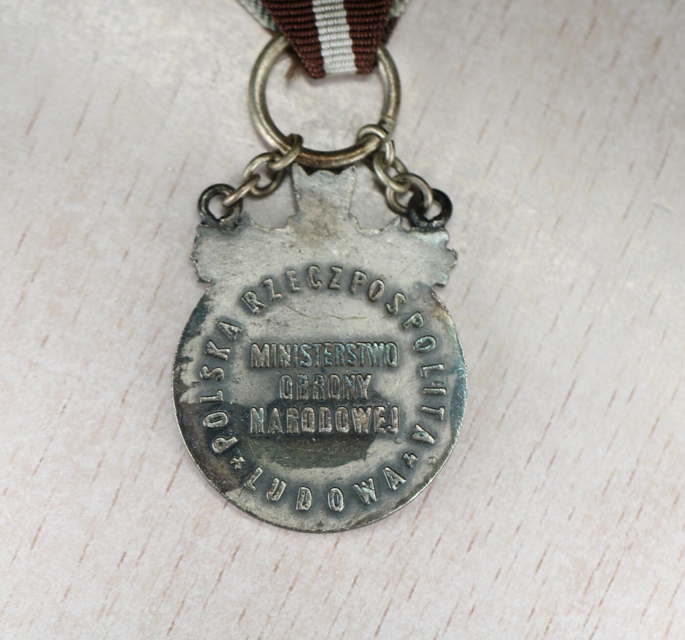 大猫徽章拍卖 第282期 波兰兄弟连勋章，多授予外国在波参战或加入波的国际友人带红白条纹绶带，1945年柏林战役格伦瓦尔德纪念章，铜质盾形徽章，正面刻有双头鹰和GRUNWALD BERLIN字样