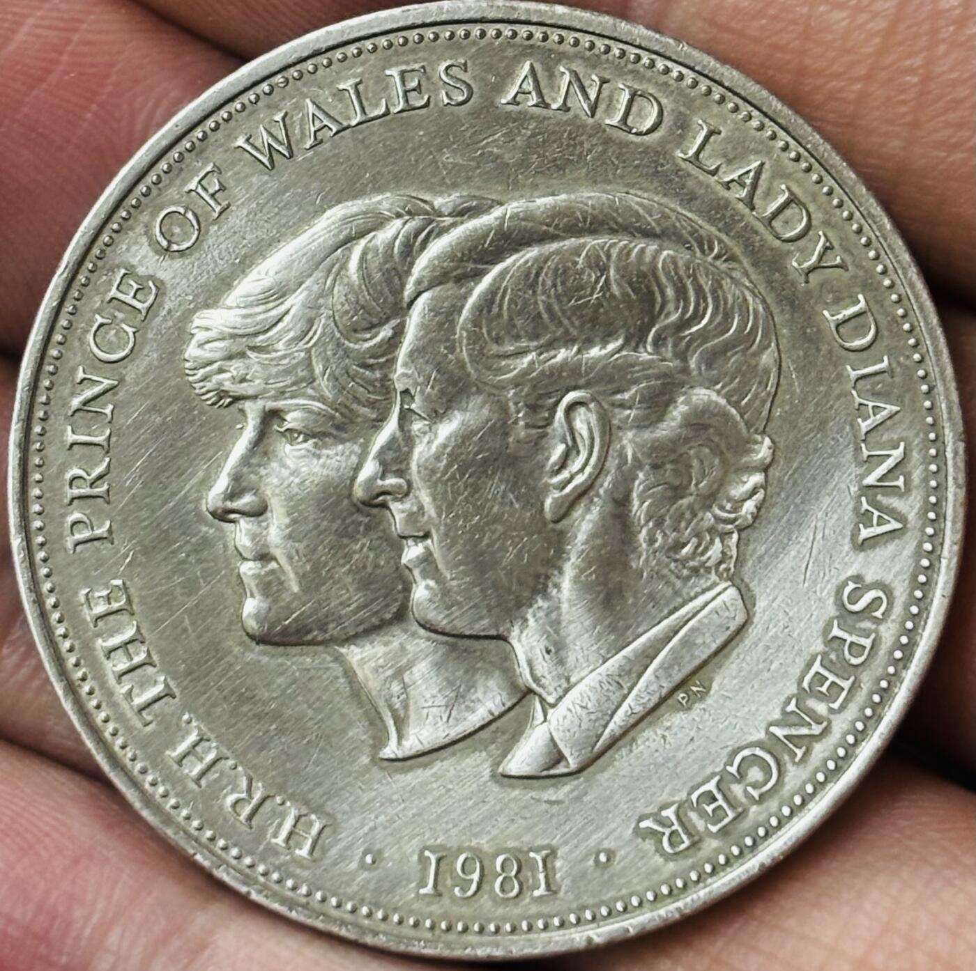 文馨钱币收藏第 281 场，【 长期接收代拍品】银元，银币，套币，纸币专场（本场截拍后休息三天，19 号发货） 1981 年英国查尔斯与戴安娜大婚 25 便士克朗型纪念币