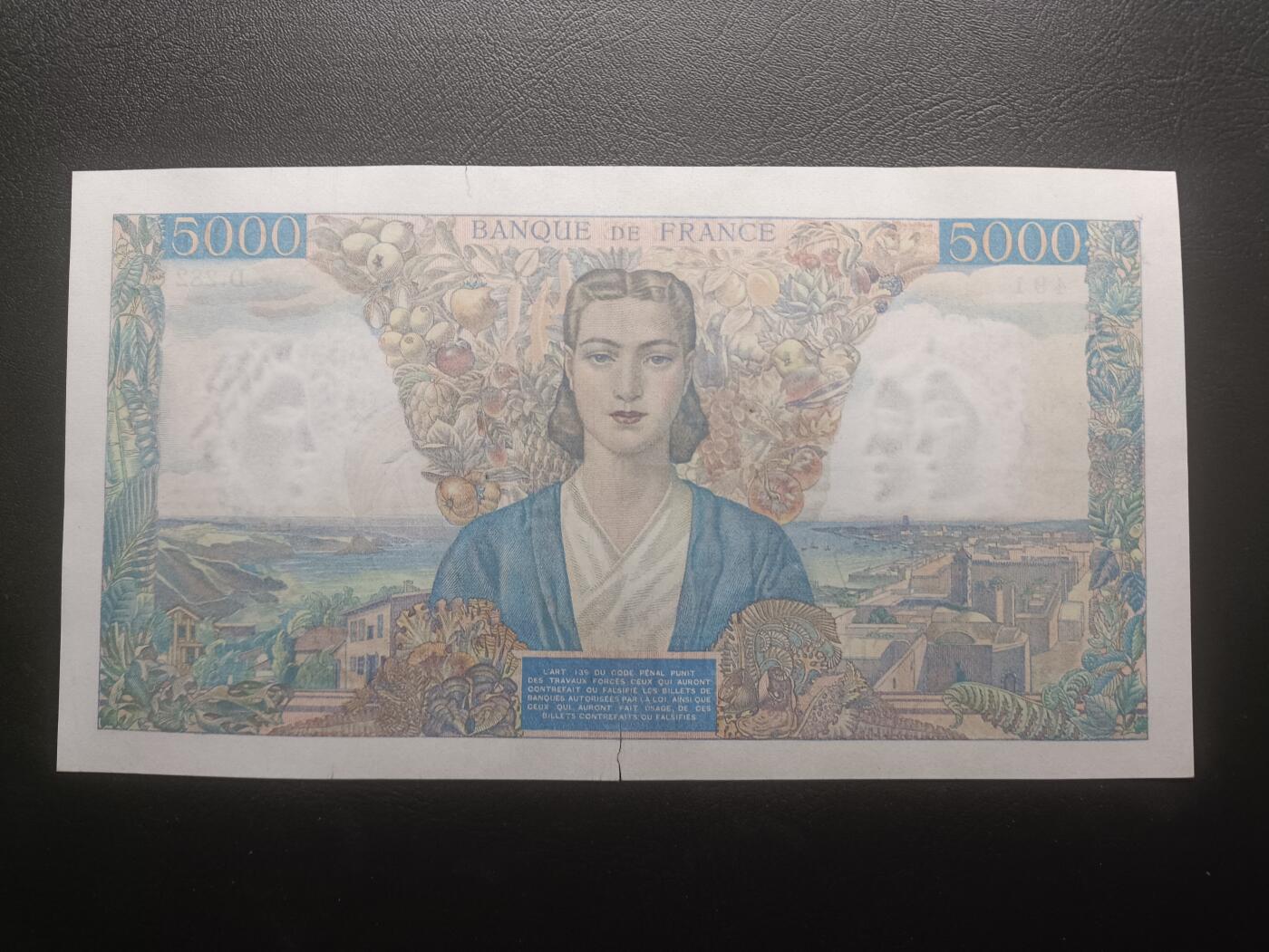 2025十一月第四期，总202期 法国1945年5000法郎AUNC有裂口，最能代表法国钞票风格之一的大票幅“大团结”设计，表达了在法国人格化象征“玛丽安娜”带领下黑人/黄种人/阿拉伯人维系殖民帝国的一厢情愿意愿