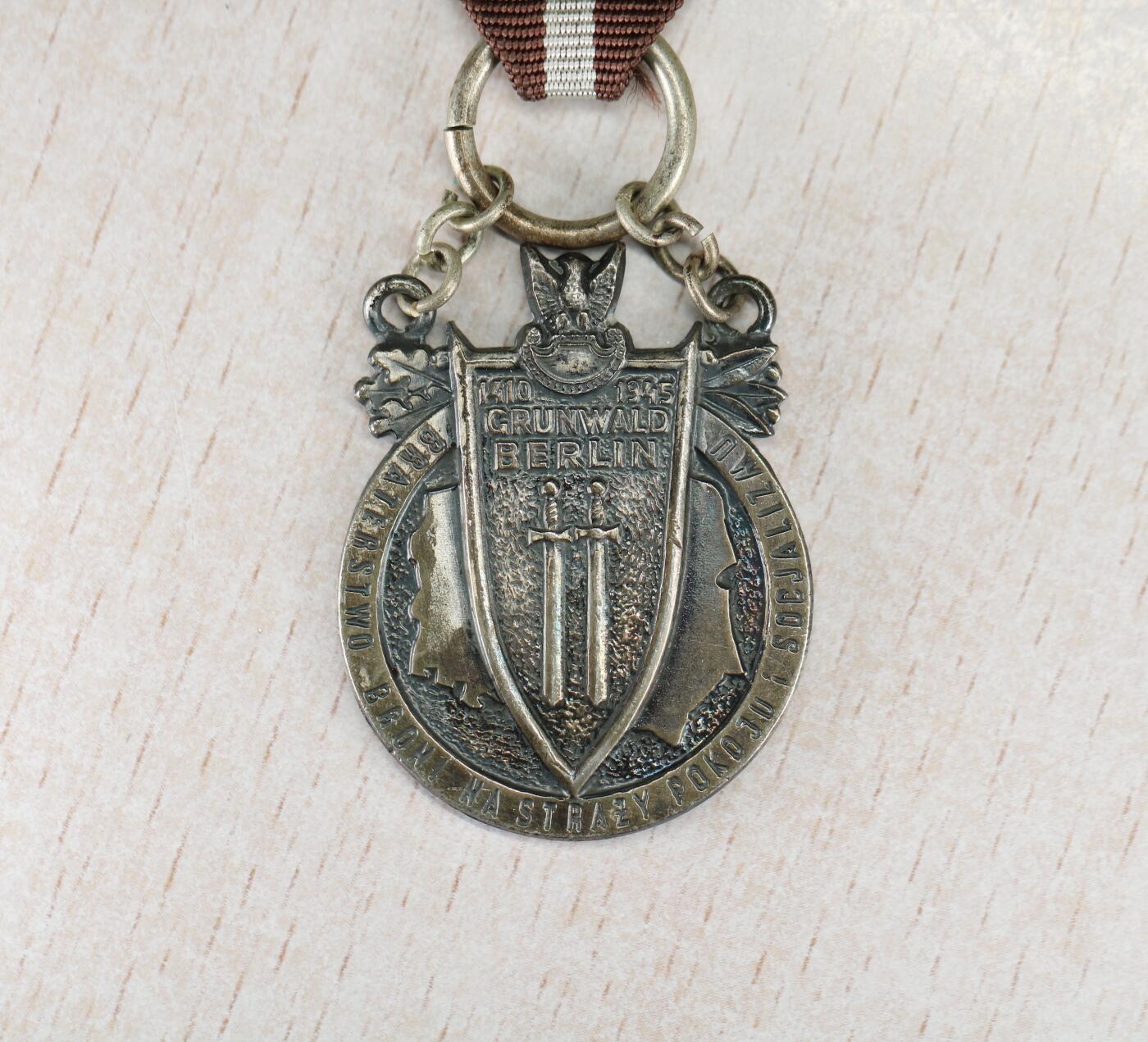 大猫徽章拍卖 第282期 波兰兄弟连勋章，多授予外国在波参战或加入波的国际友人带红白条纹绶带，1945年柏林战役格伦瓦尔德纪念章，铜质盾形徽章，正面刻有双头鹰和GRUNWALD BERLIN字样