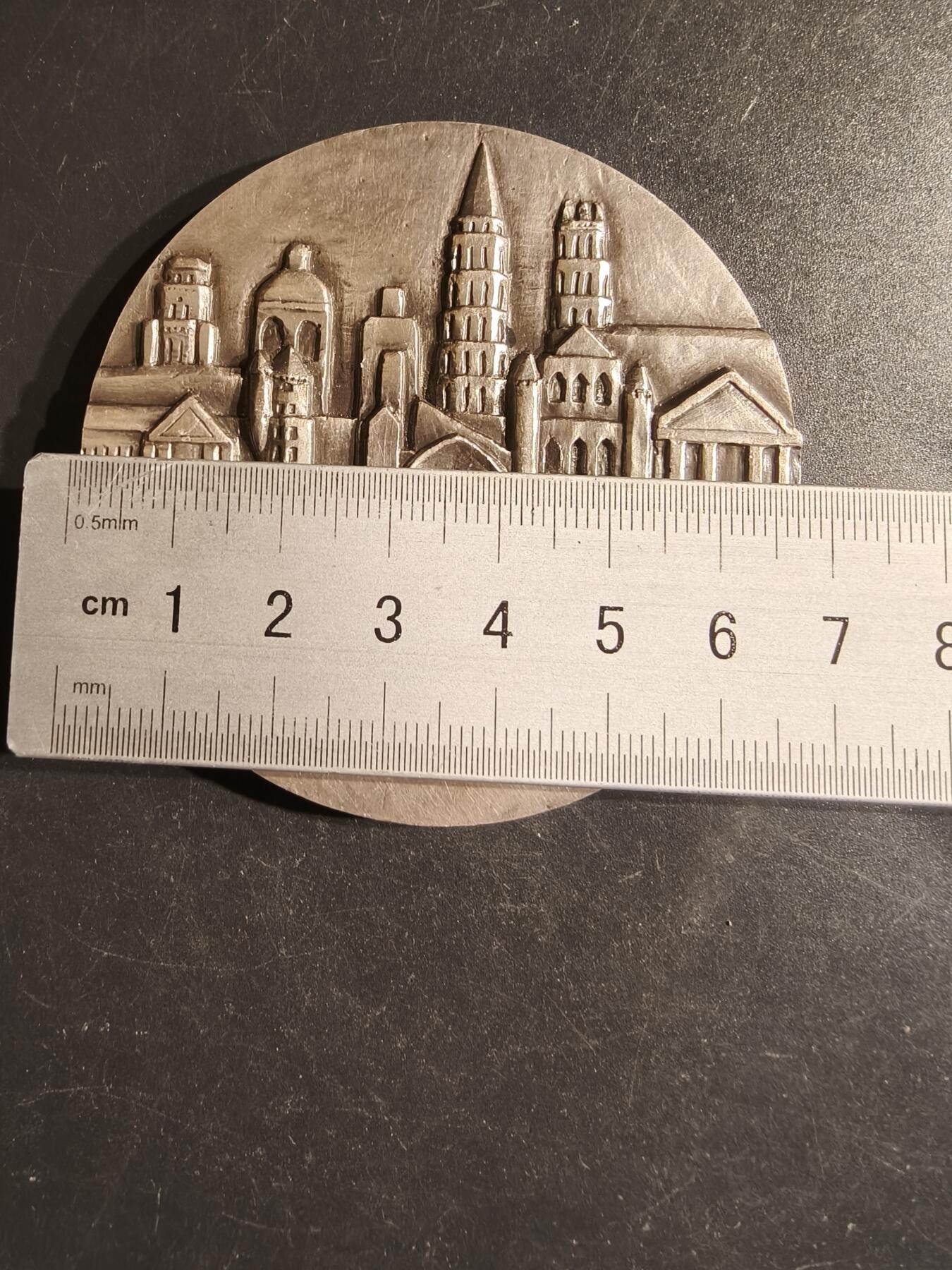 老王徽章第163期 13-15日三场连拍 16日统一发货  13、14日结束后可寄存  法国图卢兹圣塞尔南大教堂镀银大铜章     直径68mm.   重量176.4