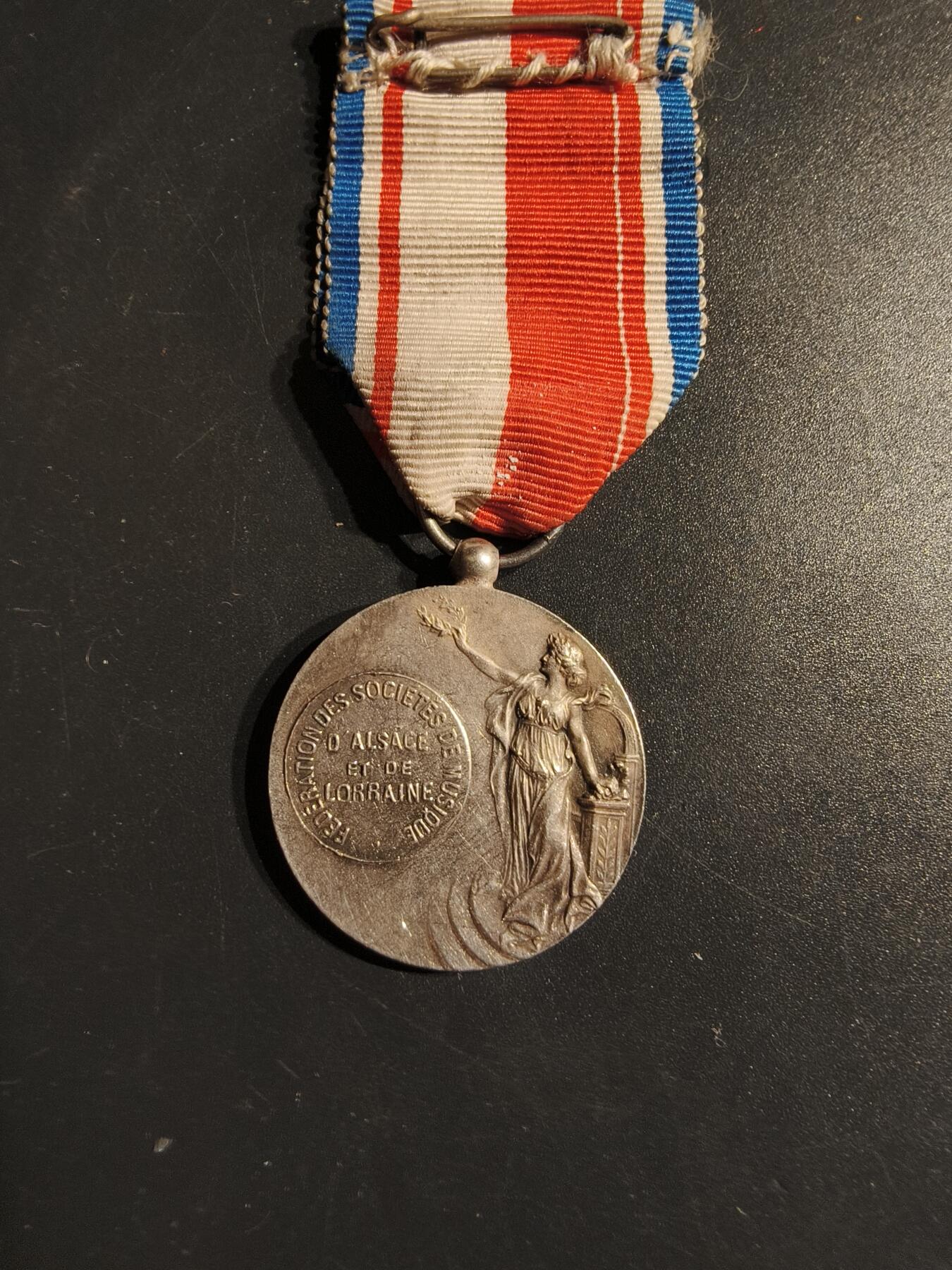 老王徽章第163期 13-15日三场连拍 16日统一发货  13、14日结束后可寄存 法国阿尔萨斯-洛林音乐协会奖章     早期高浮雕 