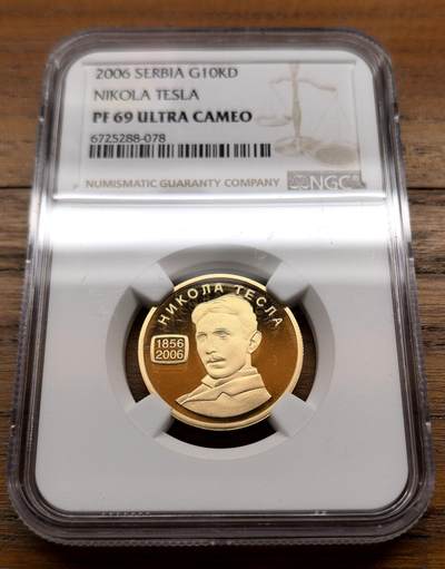 泉海漫舟·凡希社世界钱币微拍第三百十四期 - 2006塞尔维亚纪念塞裔美国科学家尼古拉·特斯拉诞辰150周年纪念10000D金币精铸NGC-PF69UC，8.64g，900金，发行仅1000枚，稀有。马斯克的电动车品牌即是向这位他平生敬仰的科学家致敬。
