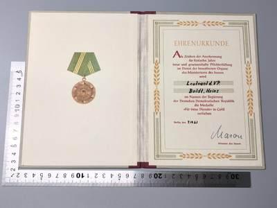 小驴勋章奖章收藏11月15日周六晚五点拍卖（珍爱和平，收藏战争，铭记历史，勿忘国耻，忠党爱国。有偿代拍，送拍规则在简介最后，参拍须阅读规则后再参拍，关系到运费包装发货时效真假辨别等关键信息，拍卖时不再发原图，看大图店主微信码在拍卖店铺介绍里） - 东德金级内务部忠诚服役证书