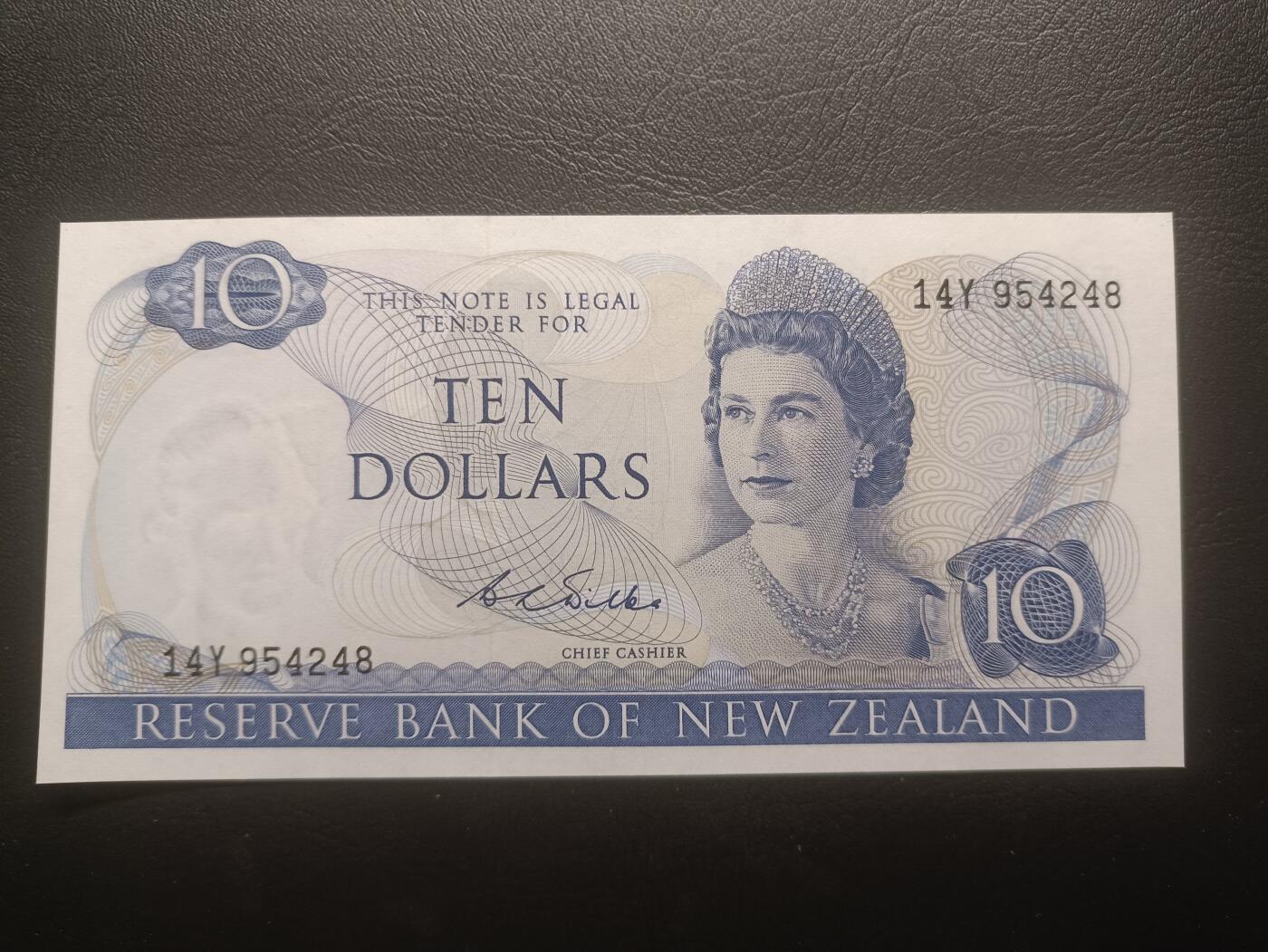 2025十一月第四期，总202期 新西兰1975版10元UNC-，珍珠冠女王和食肉鹦鹉，少见品种