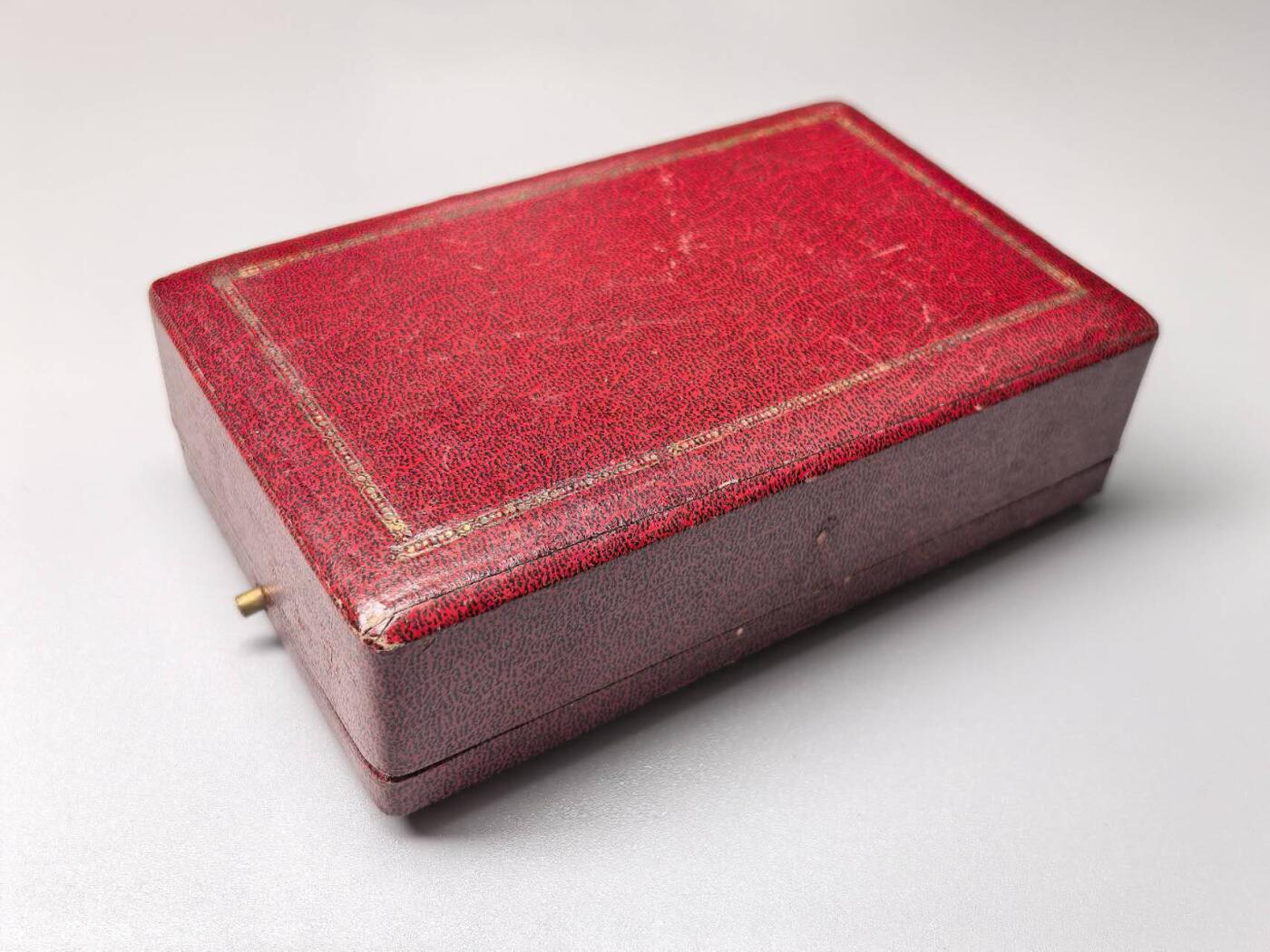 小驴勋章奖章收藏11月15日周六晚五点拍卖（珍爱和平，收藏战争，铭记历史，勿忘国耻，忠党爱国。有偿代拍，送拍规则在简介最后，参拍须阅读规则后再参拍，关系到运费包装发货时效真假辨别等关键信息，拍卖时不再发原图，看大图店主微信码在拍卖店铺介绍里）