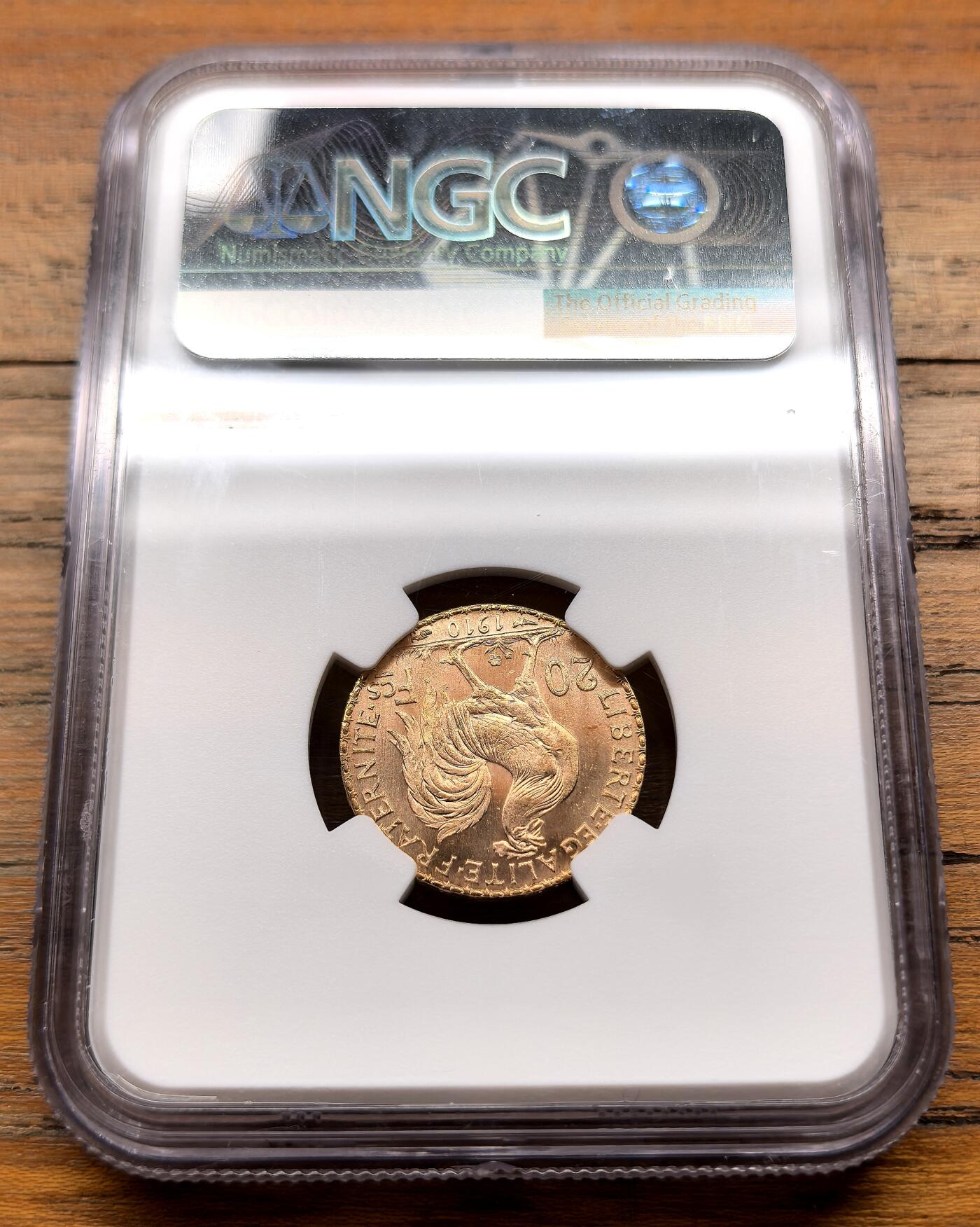 泉海漫舟·凡希社世界钱币微拍第三百十四期 1910法国自由帽20法郎金币NGC-MS66，金色纯正明亮，完美的铸出状态！