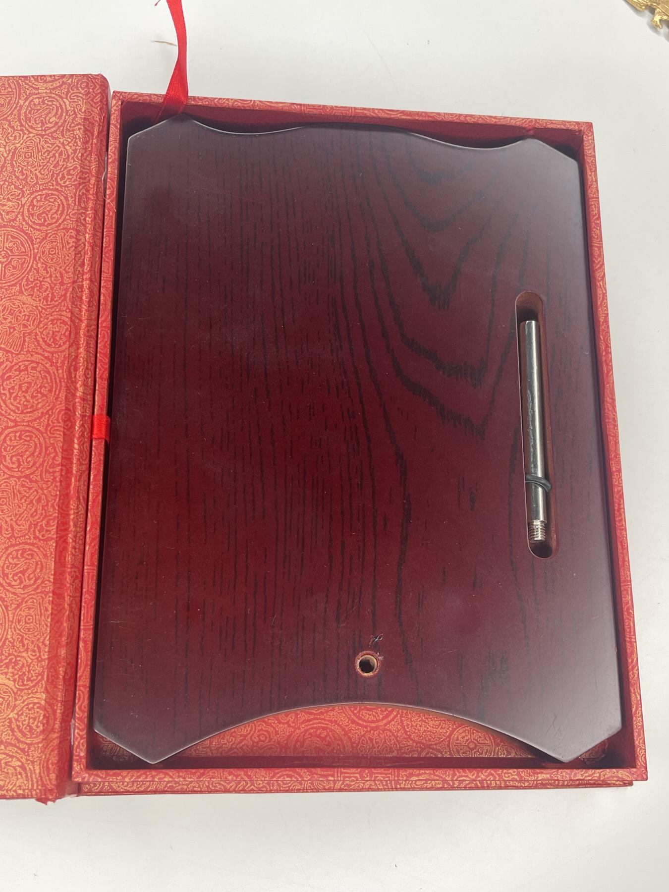 新时代收藏徽章红藏拍卖(第二十八场)  徽章纸品证书杂项 中科院建院60周年奖章 授予专家学者院士 很有意思 盒子是个展示盒可以摆桌面 章也可以取出来