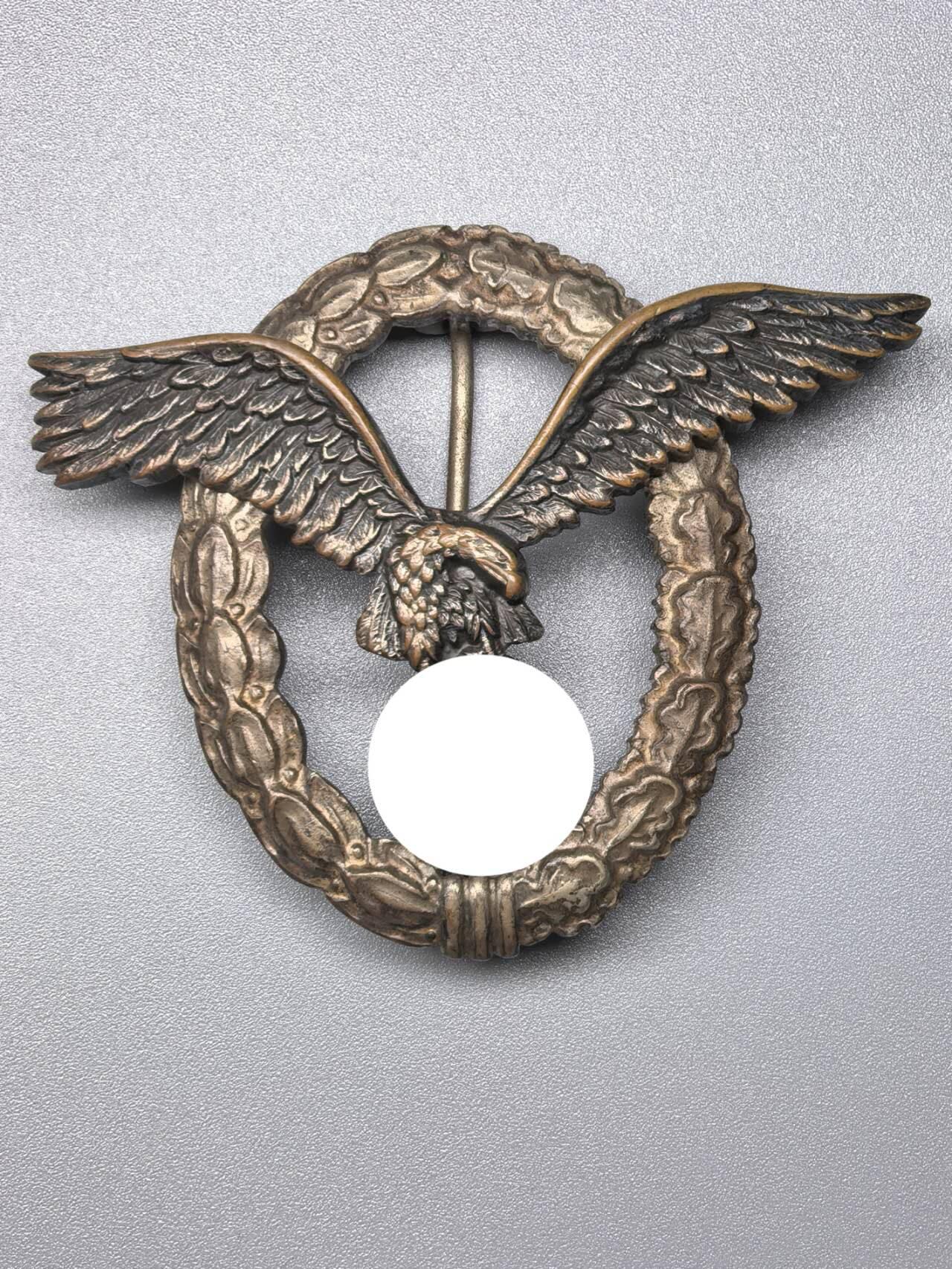 小驴勋章奖章收藏11月15日周六晚五点拍卖（珍爱和平，收藏战争，铭记历史，勿忘国耻，忠党爱国。有偿代拍，送拍规则在简介最后，参拍须阅读规则后再参拍，关系到运费包装发货时效真假辨别等关键信息，拍卖时不再发原图，看大图店主微信码在拍卖店铺介绍里） dww2飞行员奖章带原盒，背打F.W. Assmann und Sohn厂标，TOMBAK铜合金，鹰枪镀黑，好品