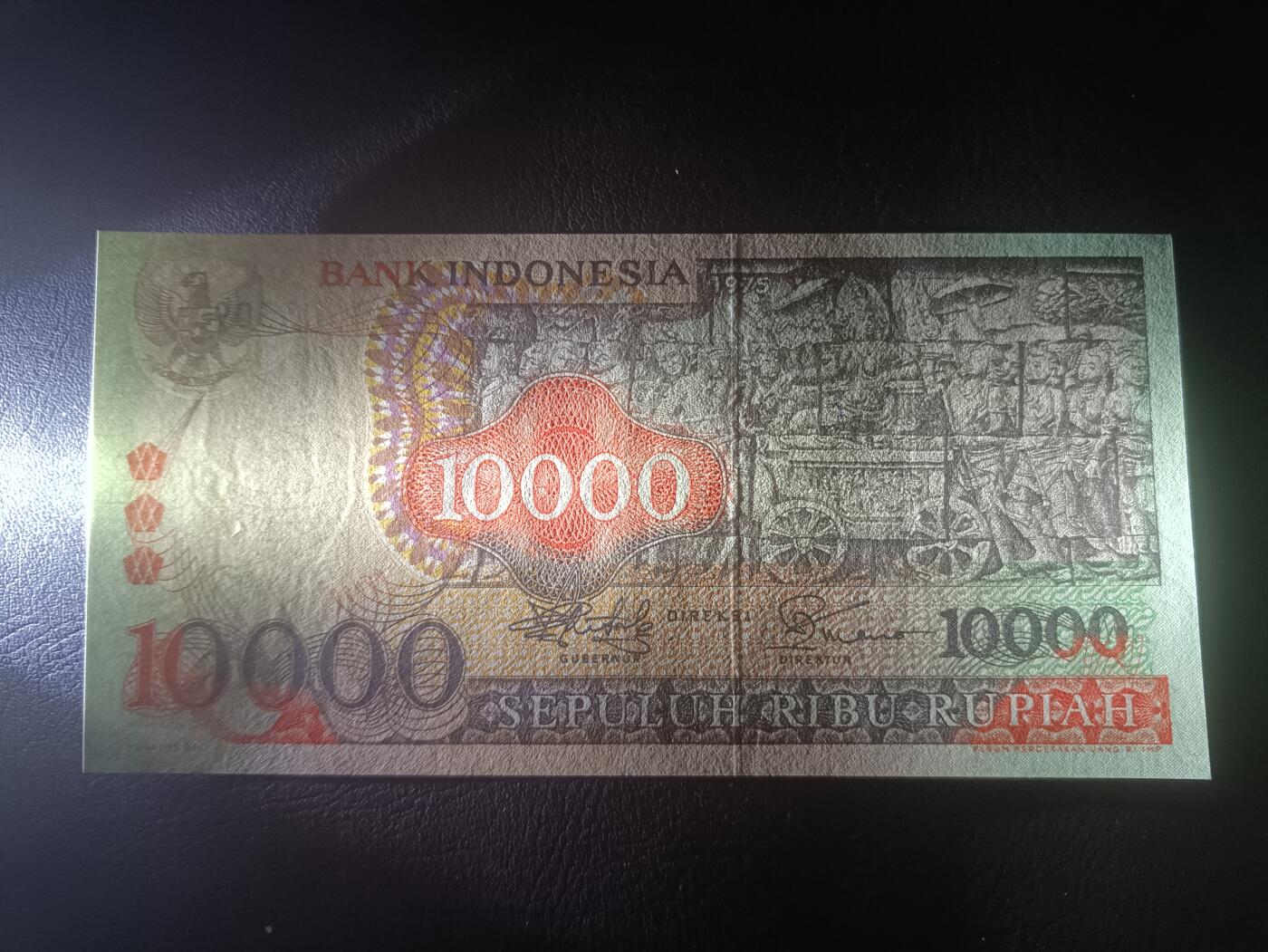 2025十一月第四期，总202期 印度尼西亚1975版10000卢比AUNC千位号无47，佛塔浮雕和传统工艺面具，此版本最大面值