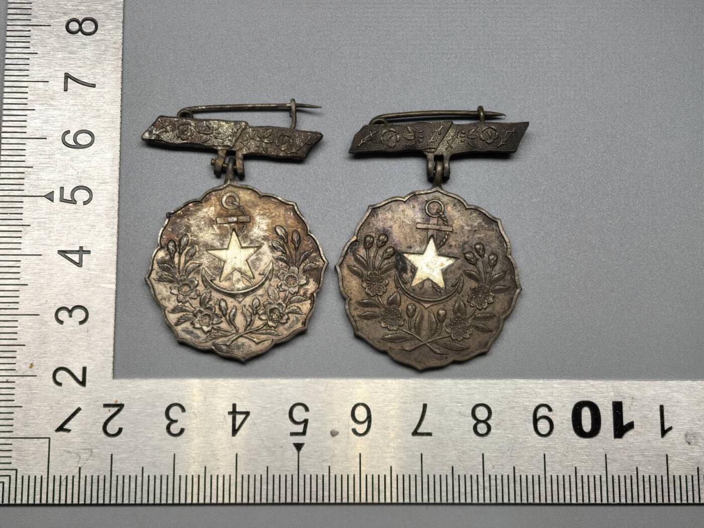 小驴勋章奖章收藏11月15日周六晚五点拍卖（珍爱和平，收藏战争，铭记历史，勿忘国耻，忠党爱国。有偿代拍，送拍规则在简介最后，参拍须阅读规则后再参拍，关系到运费包装发货时效真假辨别等关键信息，拍卖时不再发原图，看大图店主微信码在拍卖店铺介绍里）