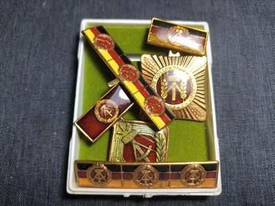 罗岚⭐爱藏⭐精品专拍第七场-分享拍场赚佣（周六有群拍，详细看简介） - 民主德国社会活动家-集体劳动荣誉奖章套装