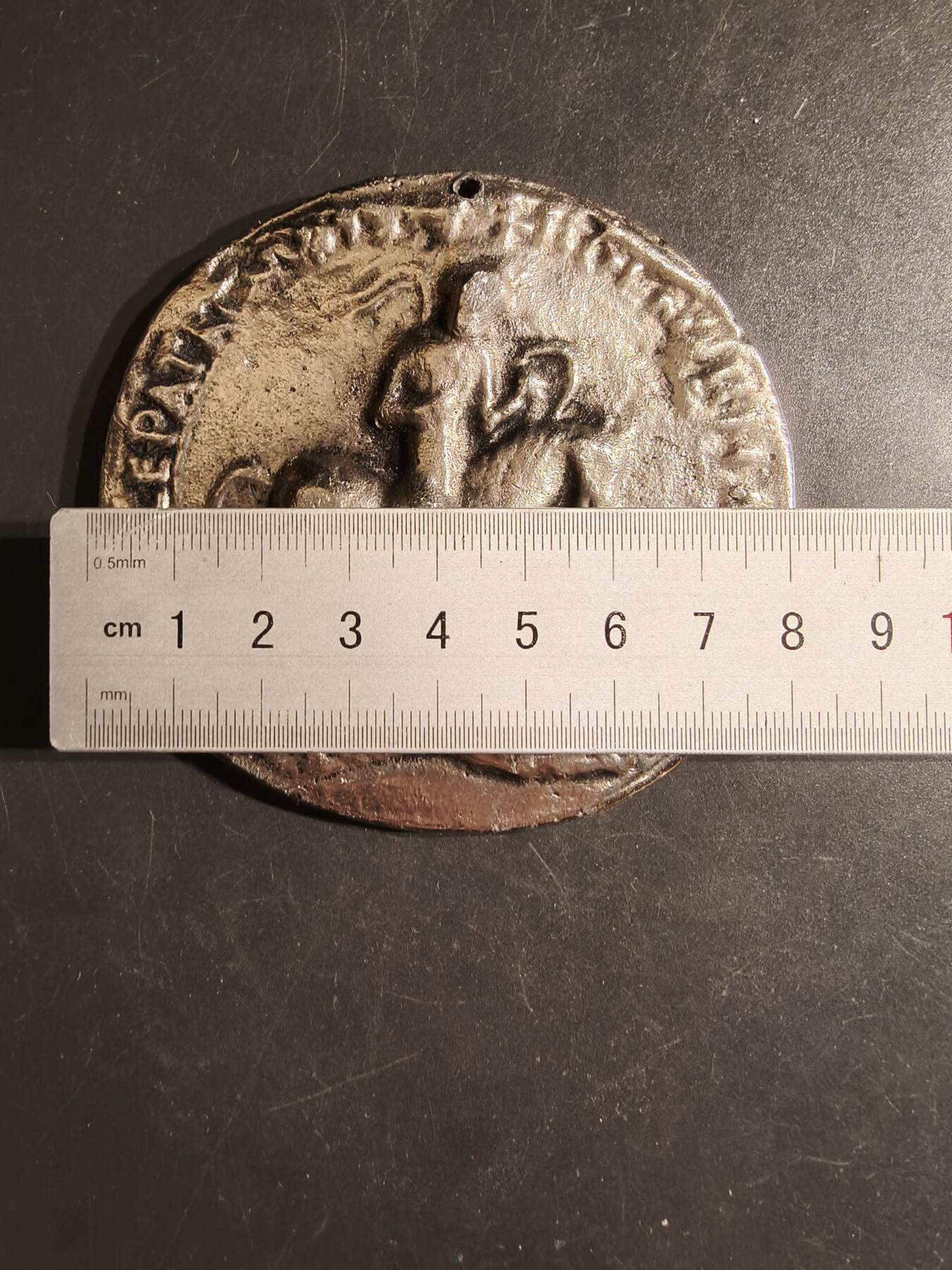 老王徽章第163期 13-15日三场连拍 16日统一发货  13、14日结束后可寄存 古罗马第纳尔银币风格纪念章         直径80mm.    重量288.2g