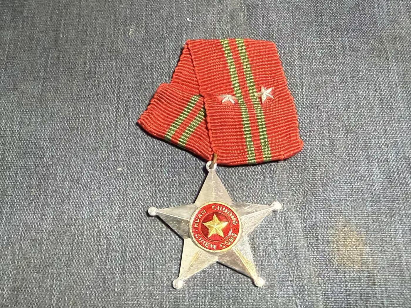 罗岚⭐爱藏⭐精品专拍第七场-分享拍场赚佣（周六有群拍，详细看简介） 越南民主共和国（原挂略-越中战争时期版本）人民军二级战功勋章 主要颁发给前线作战的基层军官-士官-士兵 该章获得条件需要在战场上以出色的基层指挥能力逆转一场小型战斗，或者亲自临阵毙伤数位敌人