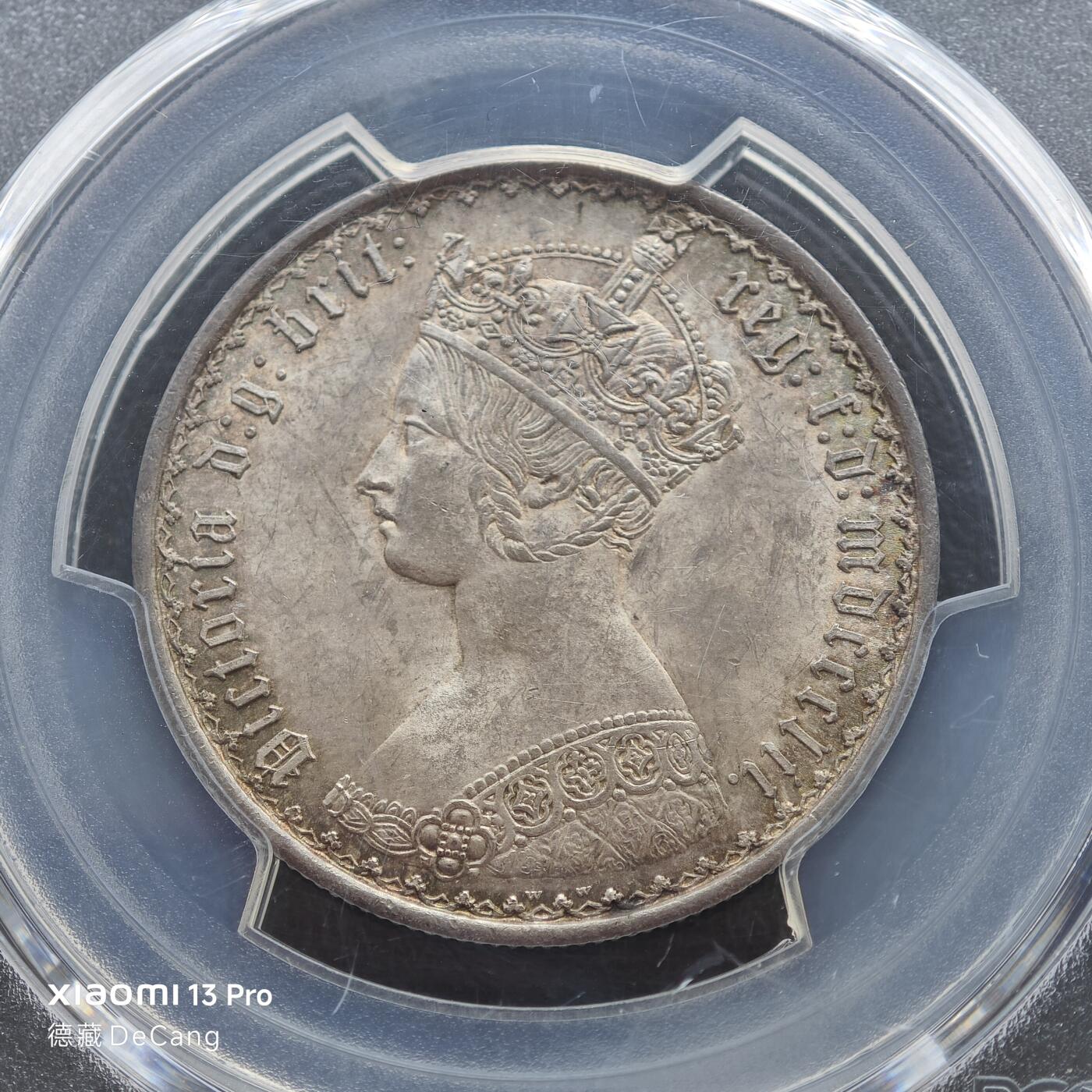 【德藏】世界币章拍卖第153期（拍品征集中~欢迎藏友联系） 1852年 英国维多利亚女王哥特弗洛林银币 PCGS MS63 原味包浆 状态极佳 这枚设计是所有哥特弗洛林中维多利亚女王像最年轻漂亮的一版