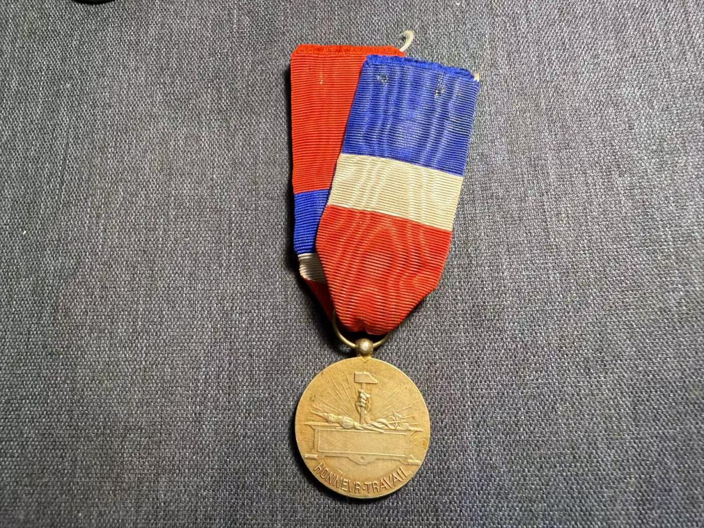 罗岚⭐爱藏⭐精品专拍第七场-分享拍场赚佣（周六有群拍，详细看简介） 法兰西第三共和国劳工部银级劳工奖章 带花结 银质