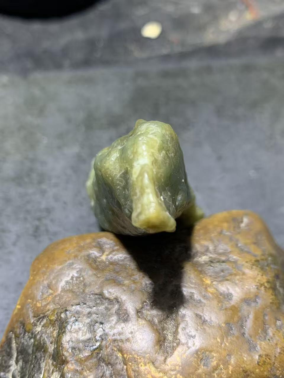 新疆戈壁风化纹和田玉青玉原石一颗，