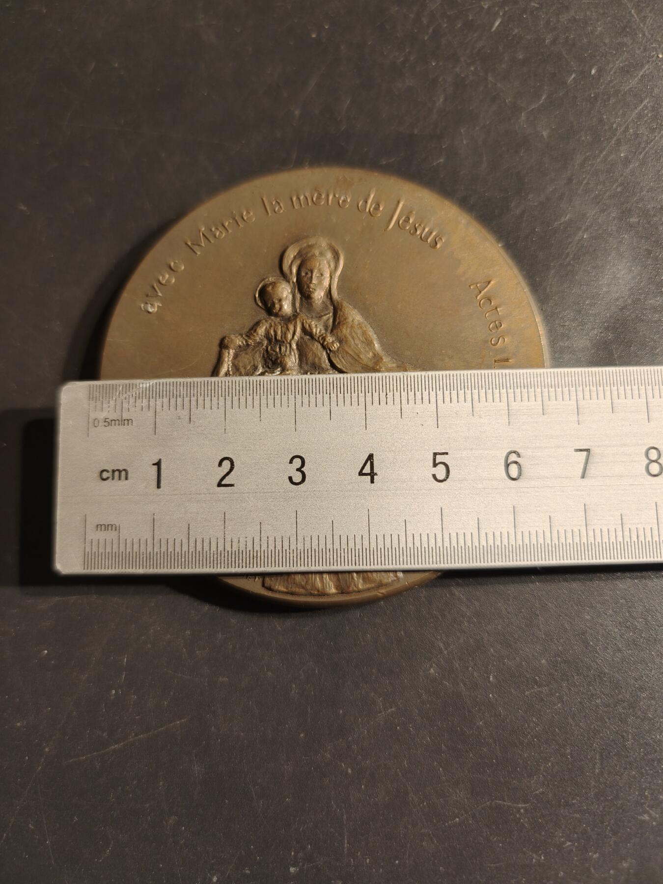 老王徽章第163期 13-15日三场连拍 16日统一发货  13、14日结束后可寄存 法国2007-2009天主教会阿尔卑斯省教区教区会议大铜章     圣母圣子像     直径68mm.    重量174.2 