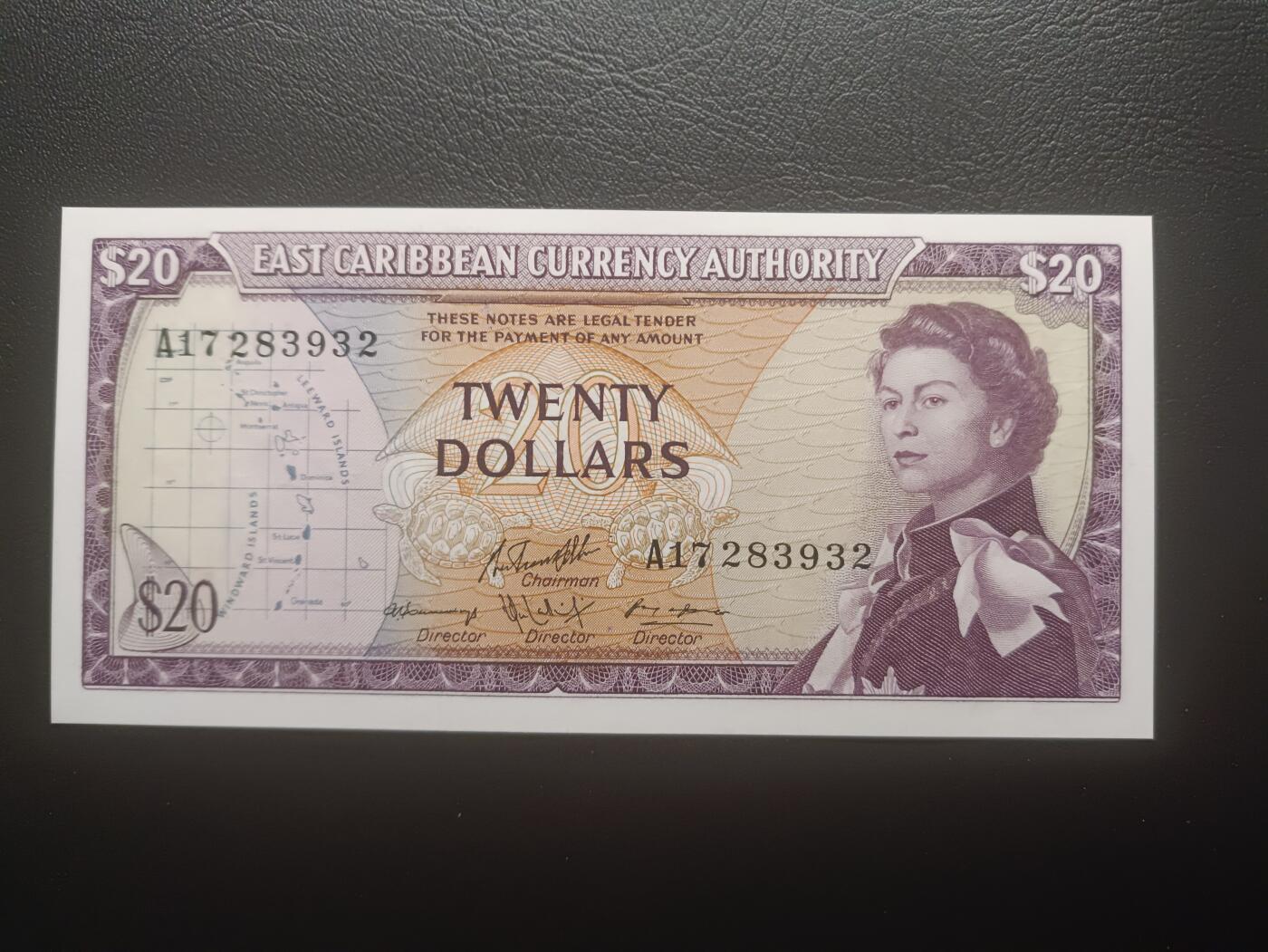 2025十一月第四期，总202期 东加勒比共同体1965版20元AUNC，戎装女王和海滩椰林