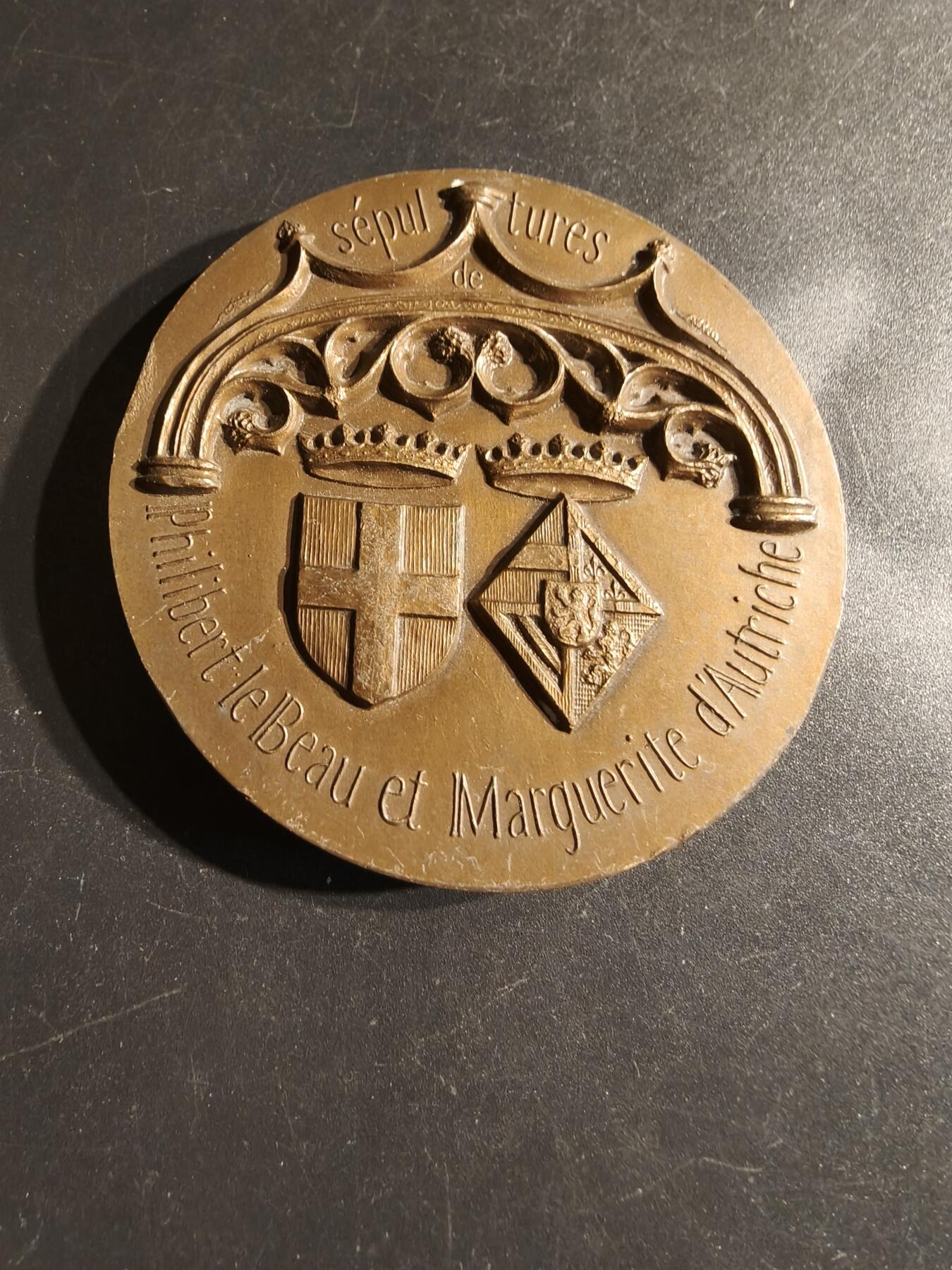 老王徽章第163期 13-15日三场连拍 16日统一发货  13、14日结束后可寄存 法国布鲁皇家修道院大铜章     直径68mm.   重量200g.    该修道院因埋葬着萨伏伊的菲利二世与其妻子奥地利的玛格丽特而闻名 