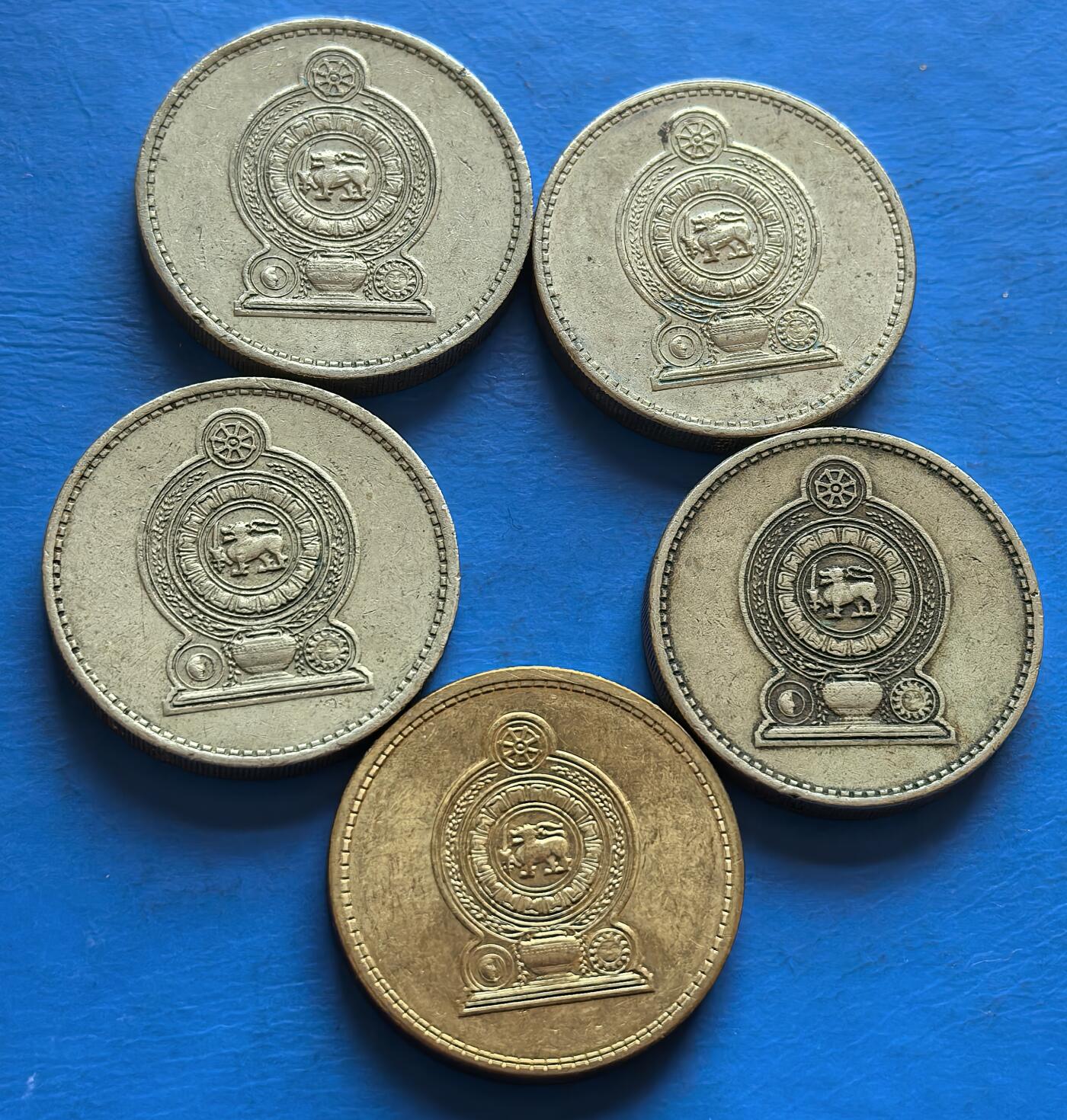 外国优质老铜币银币，周六九点倒数截拍，满百包邮，可寄存半年，喜欢朋友微信扫描二维码可直接参拍