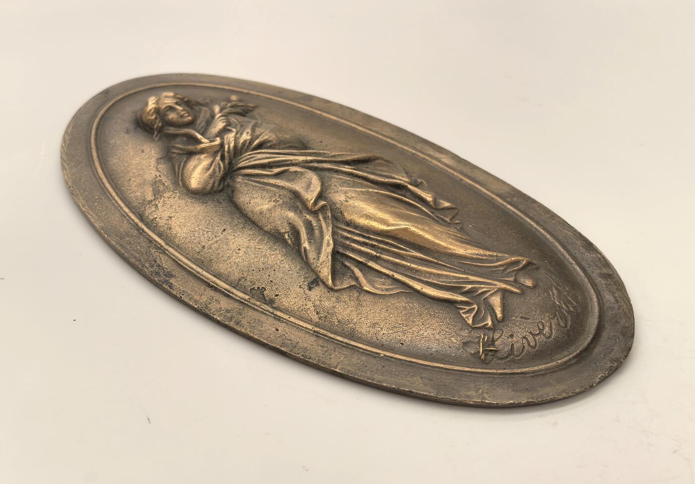 博洋堂世界钱币拍卖第146期（全场包邮） 20厘米欧洲铜质挂件一枚，女神手持松果，开脸优雅。