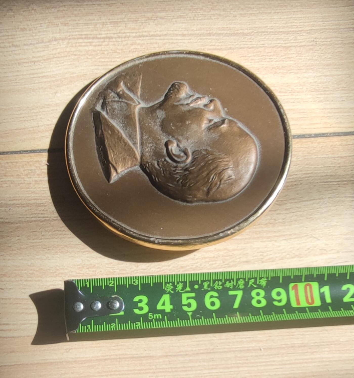 红色经典收藏拍卖专场第31期 苏联产 列宁头像摆件 可以挂 边缘有磨损 247克 列宁头像空心