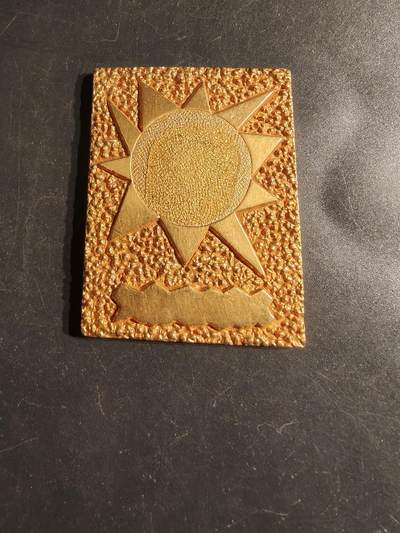 老王徽章第163期 13-15日三场连拍 16日统一发货  13、14日结束后可寄存 -  法国镀金方形纪念章     尺寸60×46mm.    重量80.8g