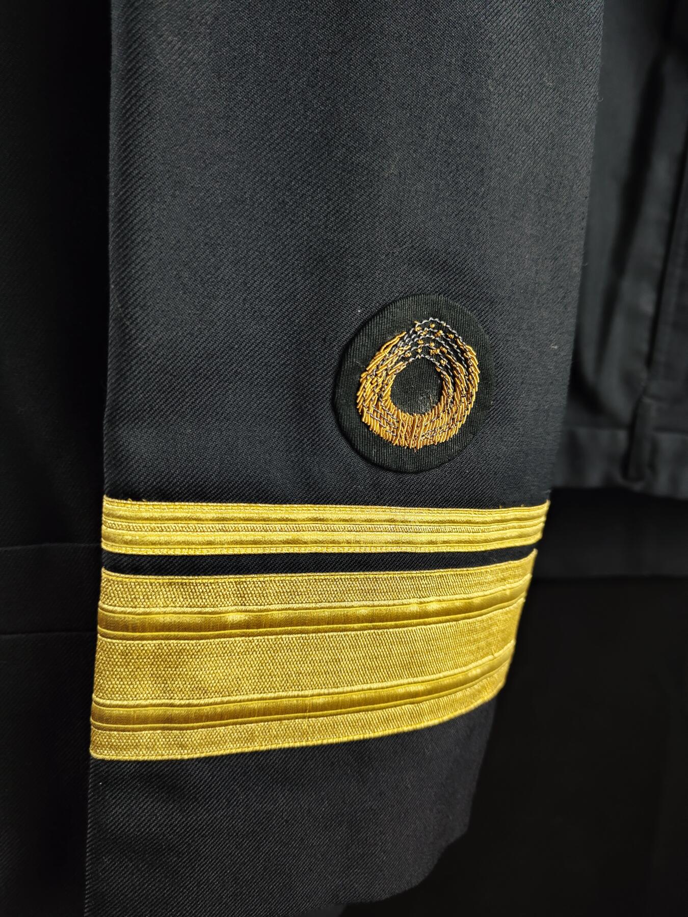 0元起拍勋章 第310期 咸鱼国勋章拍卖专场 11月16日（周日）下午6：00开始 民国早期海军将官 早期刺绣嘉禾 原主第14任漢陽軍艦艦長 錢純志少將 胸围104 肩宽50 衣长78 袖长60腰围80 裤长103