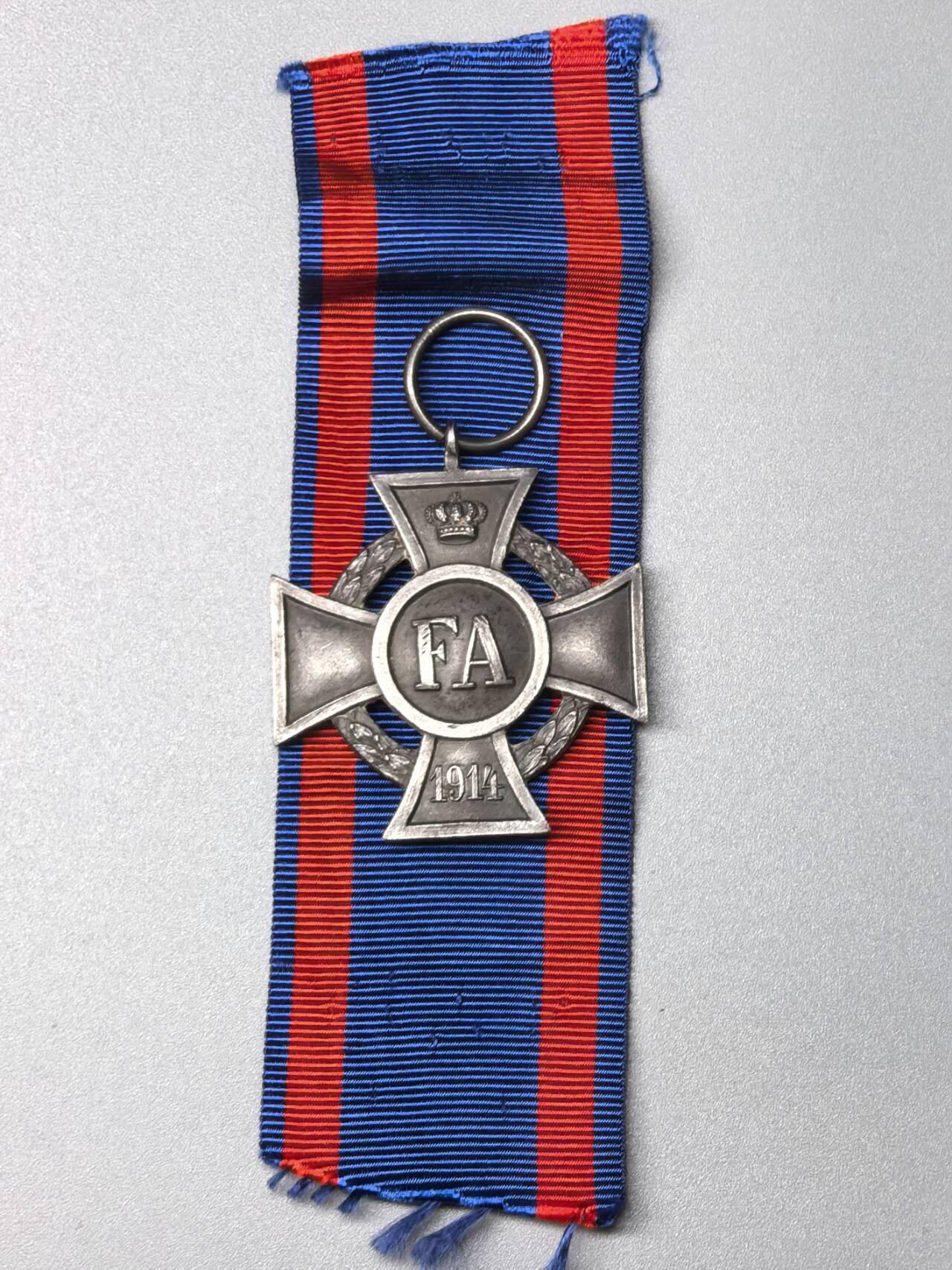 小驴勋章奖章收藏11月15日周六晚五点拍卖（珍爱和平，收藏战争，铭记历史，勿忘国耻，忠党爱国。有偿代拍，送拍规则在简介最后，参拍须阅读规则后再参拍，关系到运费包装发货时效真假辨别等关键信息，拍卖时不再发原图，看大图店主微信码在拍卖店铺介绍里） 奥尔登堡大公国的二级弗里德里希·奥古斯特十字章，铁质枪镀黑