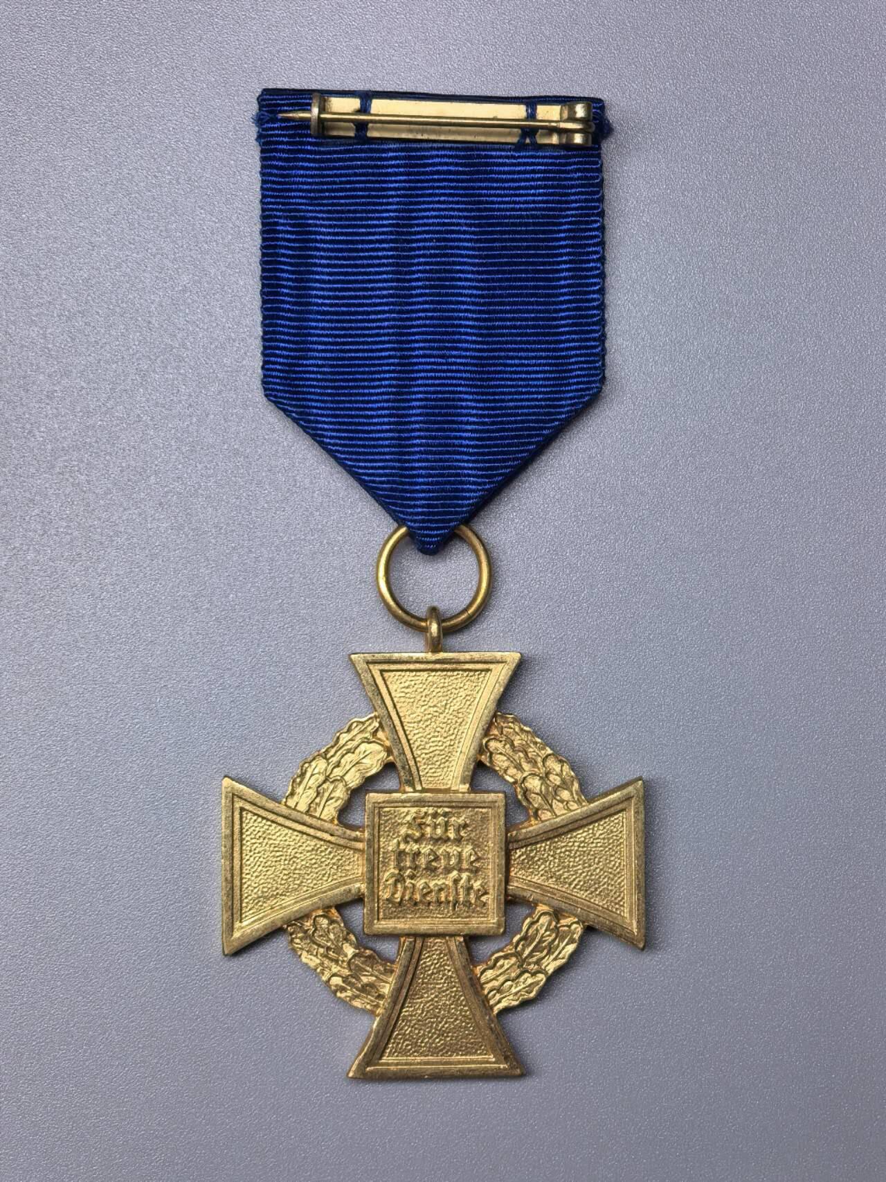 小驴勋章奖章收藏11月15日周六晚五点拍卖（珍爱和平，收藏战争，铭记历史，勿忘国耻，忠党爱国。有偿代拍，送拍规则在简介最后，参拍须阅读规则后再参拍，关系到运费包装发货时效真假辨别等关键信息，拍卖时不再发原图，看大图店主微信码在拍卖店铺介绍里）