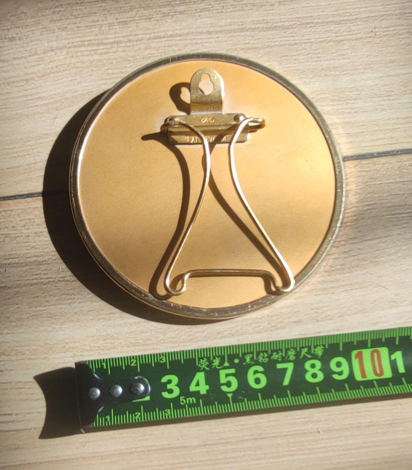 红色经典收藏拍卖专场第31期 苏联产 列宁头像摆件 可以挂 边缘有磨损 247克 列宁头像空心