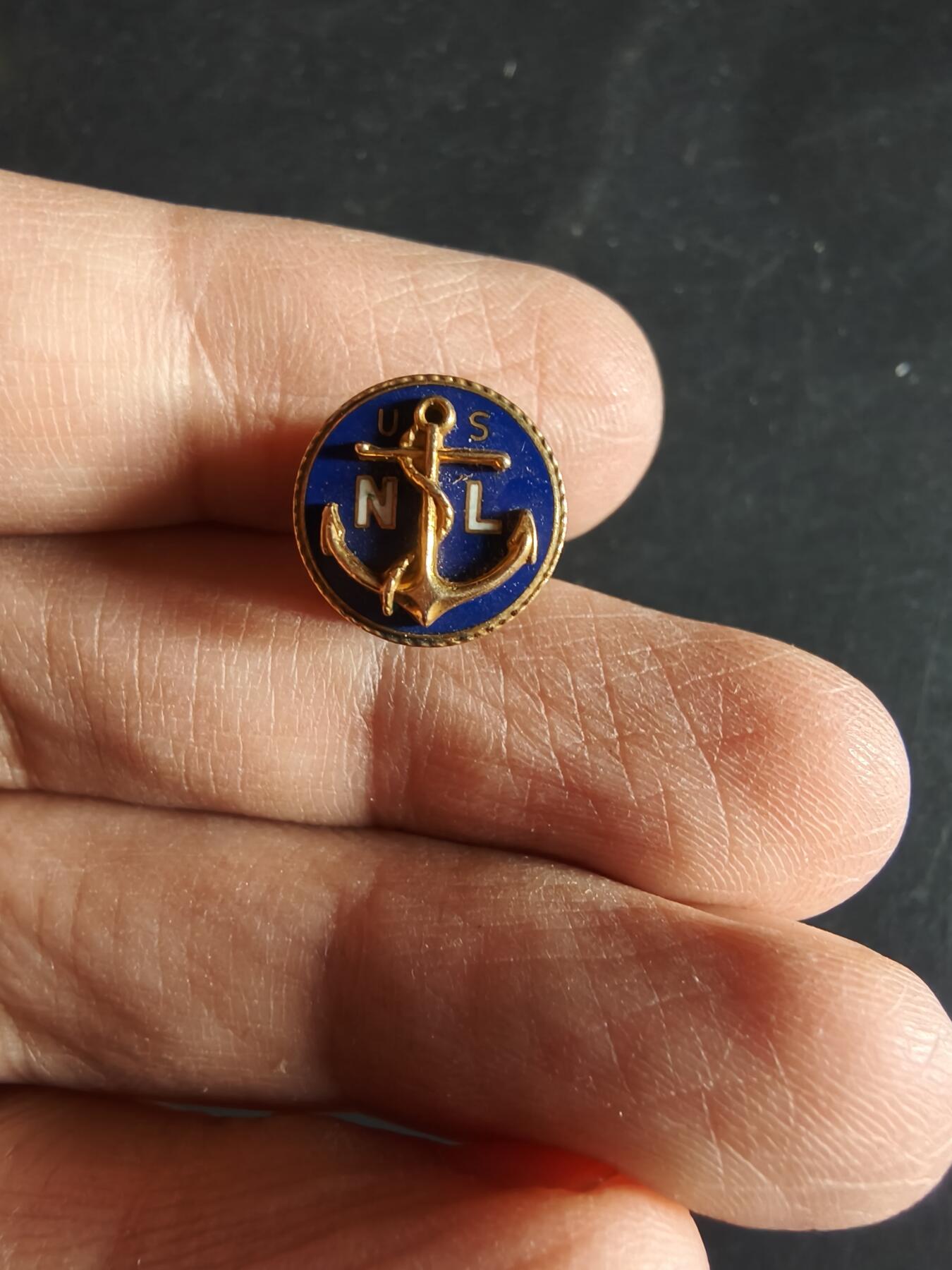 老王徽章第163期 13-15日三场连拍 16日统一发货  13、14日结束后可寄存 美国二战海军联盟证章    镀10k金  