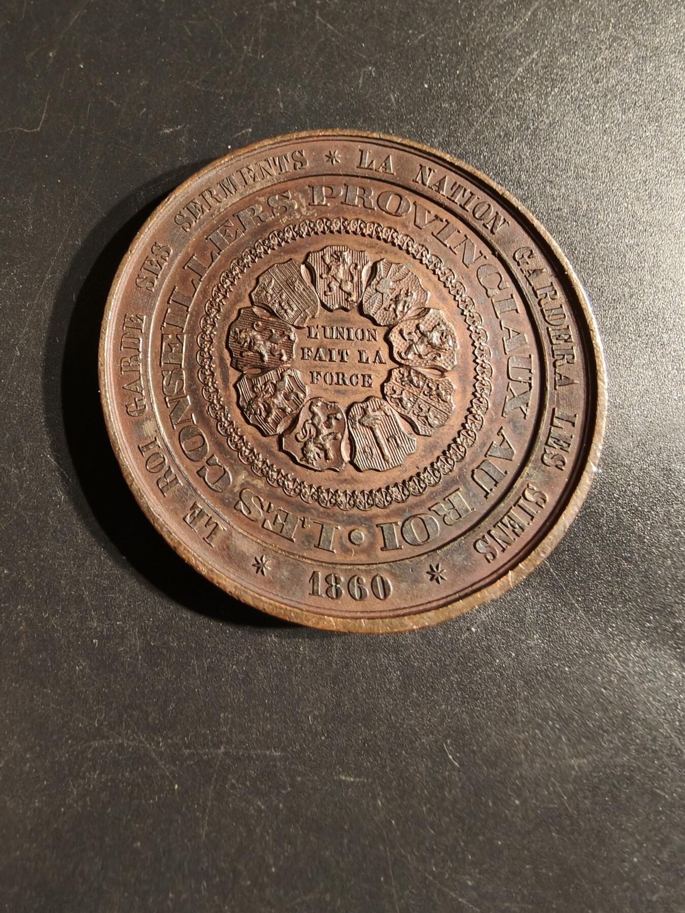 老王徽章第163期 13-15日三场连拍 16日统一发货  13、14日结束后可寄存 比利时1860年国王的卫队和议会向利奥波德一世宣誓效忠大铜章     直径50mm.    重量53.7g