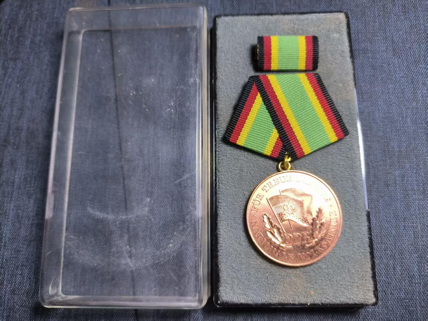 罗岚⭐爱藏⭐精品专拍第七场-分享拍场赚佣（周六有群拍，详细看简介） 民主德国人民军铜级忠诚服役奖章带盒略 早期提手挂版本绒布盒品极佳