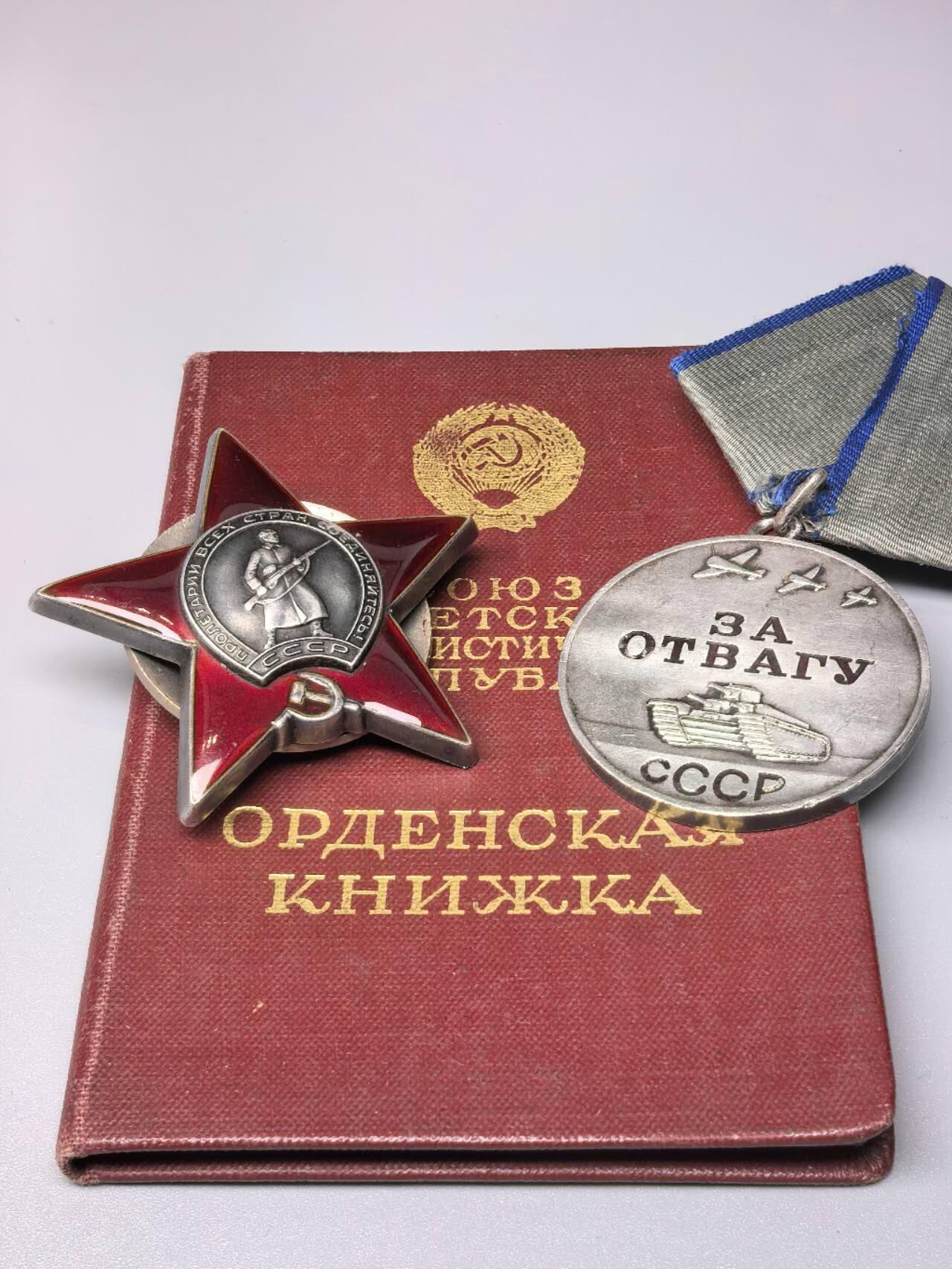 小驴勋章奖章收藏11月15日周六晚五点拍卖（珍爱和平，收藏战争，铭记历史，勿忘国耻，忠党爱国。有偿代拍，送拍规则在简介最后，参拍须阅读规则后再参拍，关系到运费包装发货时效真假辨别等关键信息，拍卖时不再发原图，看大图店主微信码在拍卖店铺介绍里）