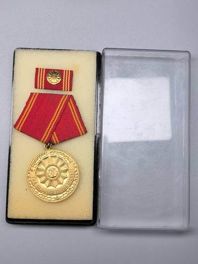 小驴勋章奖章收藏11月15日周六晚五点拍卖（珍爱和平，收藏战争，铭记历史，勿忘国耻，忠党爱国。有偿代拍，送拍规则在简介最后，参拍须阅读规则后再参拍，关系到运费包装发货时效真假辨别等关键信息，拍卖时不再发原图，看大图店主微信码在拍卖店铺介绍里） - 东德内政部服役25年奖章