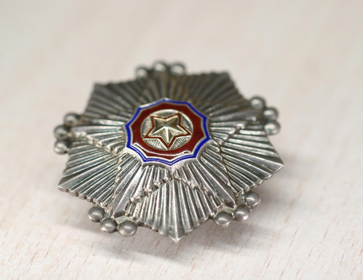 大猫徽章拍卖 第282期 朝鲜🇰🇵三级国旗勋章 早期小轮