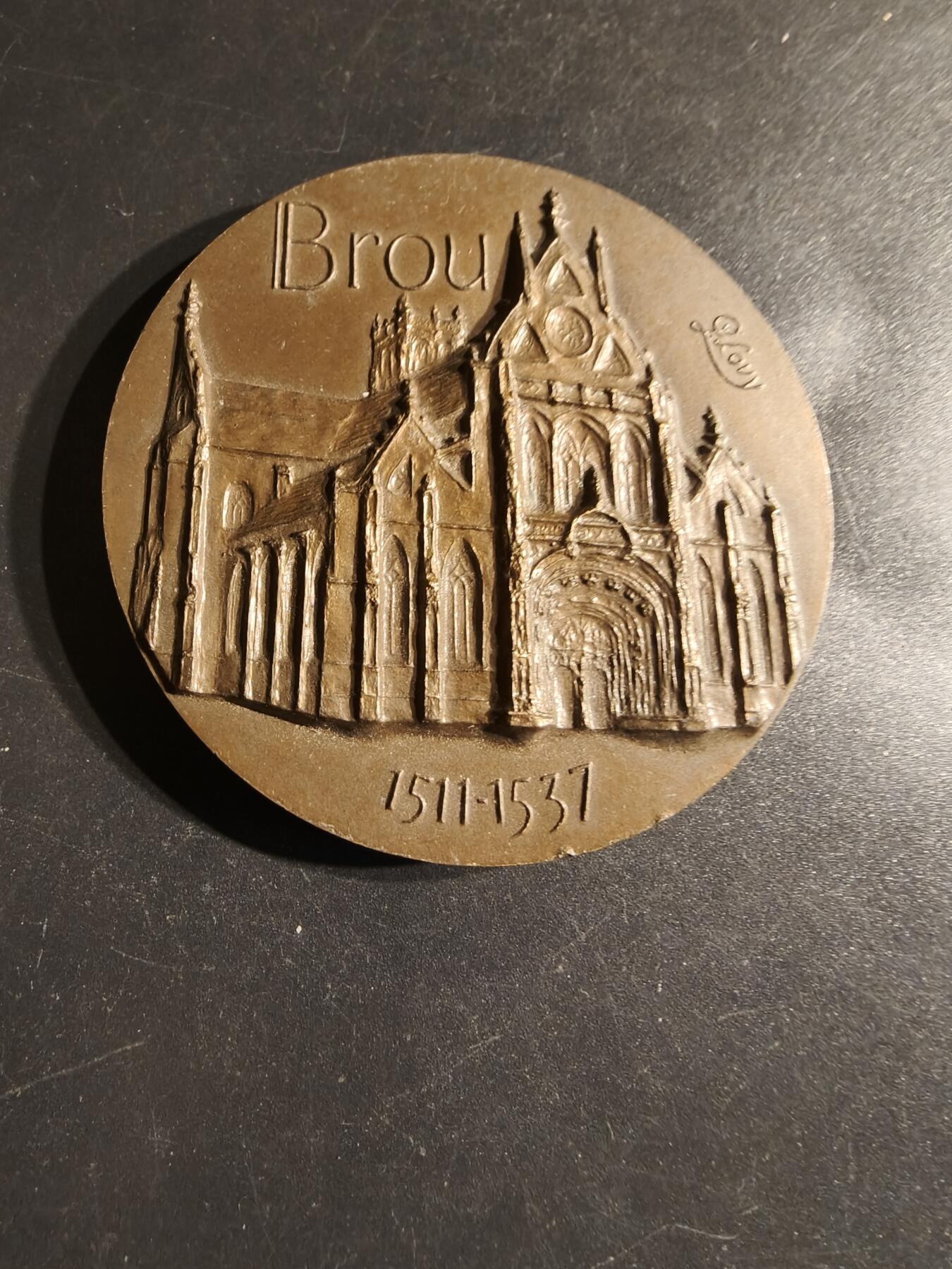 老王徽章第163期 13-15日三场连拍 16日统一发货  13、14日结束后可寄存 法国布鲁皇家修道院大铜章     直径68mm.   重量200g.    该修道院因埋葬着萨伏伊的菲利二世与其妻子奥地利的玛格丽特而闻名 