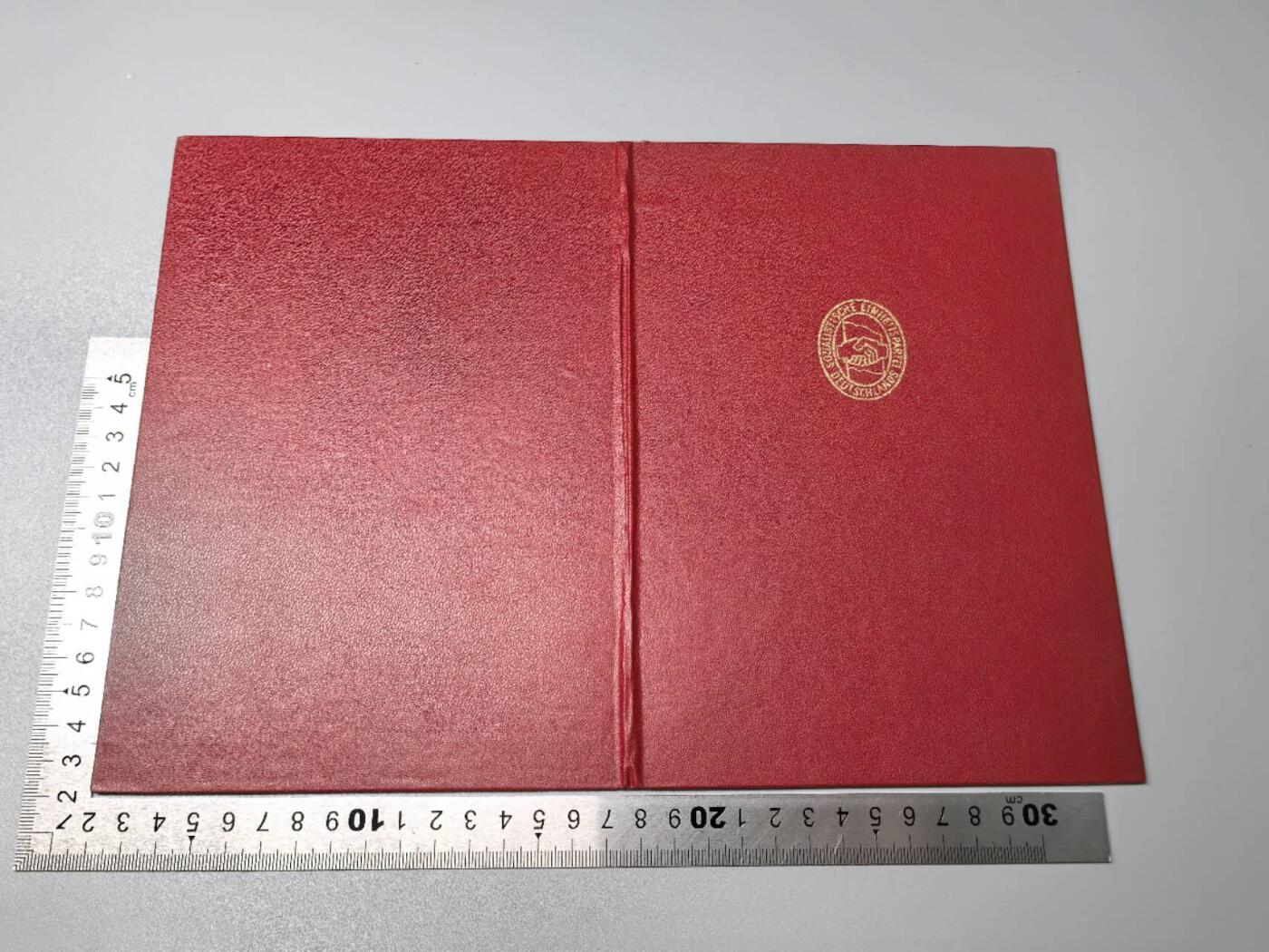 小驴勋章奖章收藏11月15日周六晚五点拍卖（珍爱和平，收藏战争，铭记历史，勿忘国耻，忠党爱国。有偿代拍，送拍规则在简介最后，参拍须阅读规则后再参拍，关系到运费包装发货时效真假辨别等关键信息，拍卖时不再发原图，看大图店主微信码在拍卖店铺介绍里） 东德加入工人阶级政党40年纪念章证书