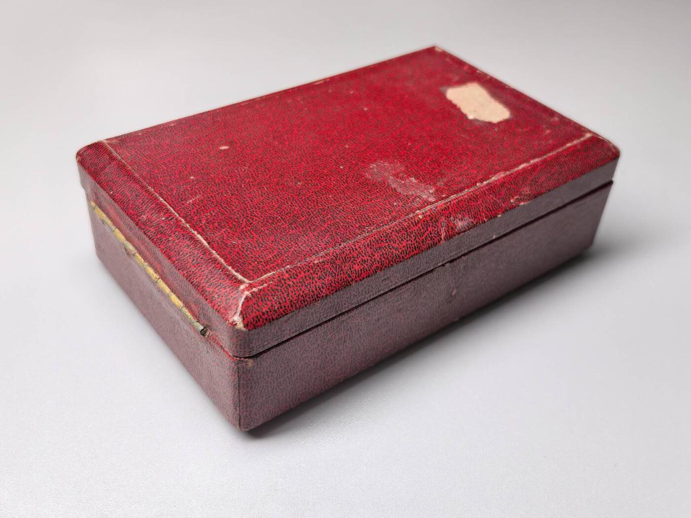 小驴勋章奖章收藏11月15日周六晚五点拍卖（珍爱和平，收藏战争，铭记历史，勿忘国耻，忠党爱国。有偿代拍，送拍规则在简介最后，参拍须阅读规则后再参拍，关系到运费包装发货时效真假辨别等关键信息，拍卖时不再发原图，看大图店主微信码在拍卖店铺介绍里）