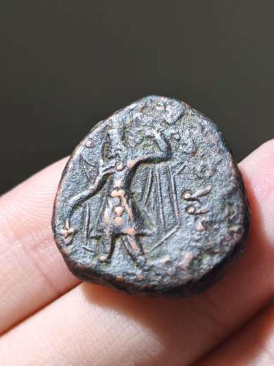 星盘世界钱币十一月二十二日古典币精品专场 - 少见的贵霜帝国伽尼色加一世大铜币，这个细节很难得，题材也不错，正面是国王手持长矛向祭坛中添加香料，背面是四臂湿婆和四齿徽，正反面的衣服细节都非常完整，纹路清晰可见，重16.12g