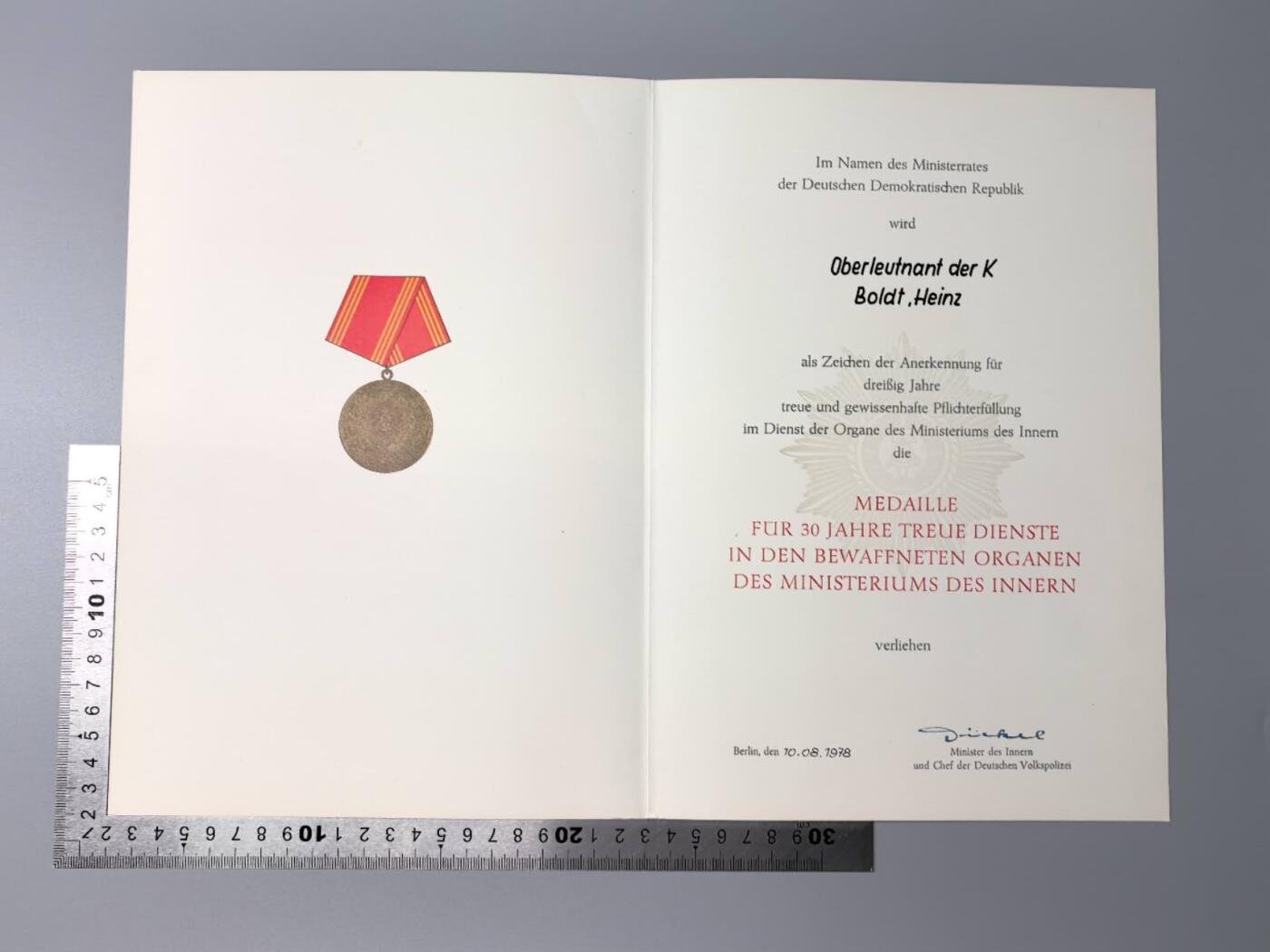 小驴勋章奖章收藏11月15日周六晚五点拍卖（珍爱和平，收藏战争，铭记历史，勿忘国耻，忠党爱国。有偿代拍，送拍规则在简介最后，参拍须阅读规则后再参拍，关系到运费包装发货时效真假辨别等关键信息，拍卖时不再发原图，看大图店主微信码在拍卖店铺介绍里）